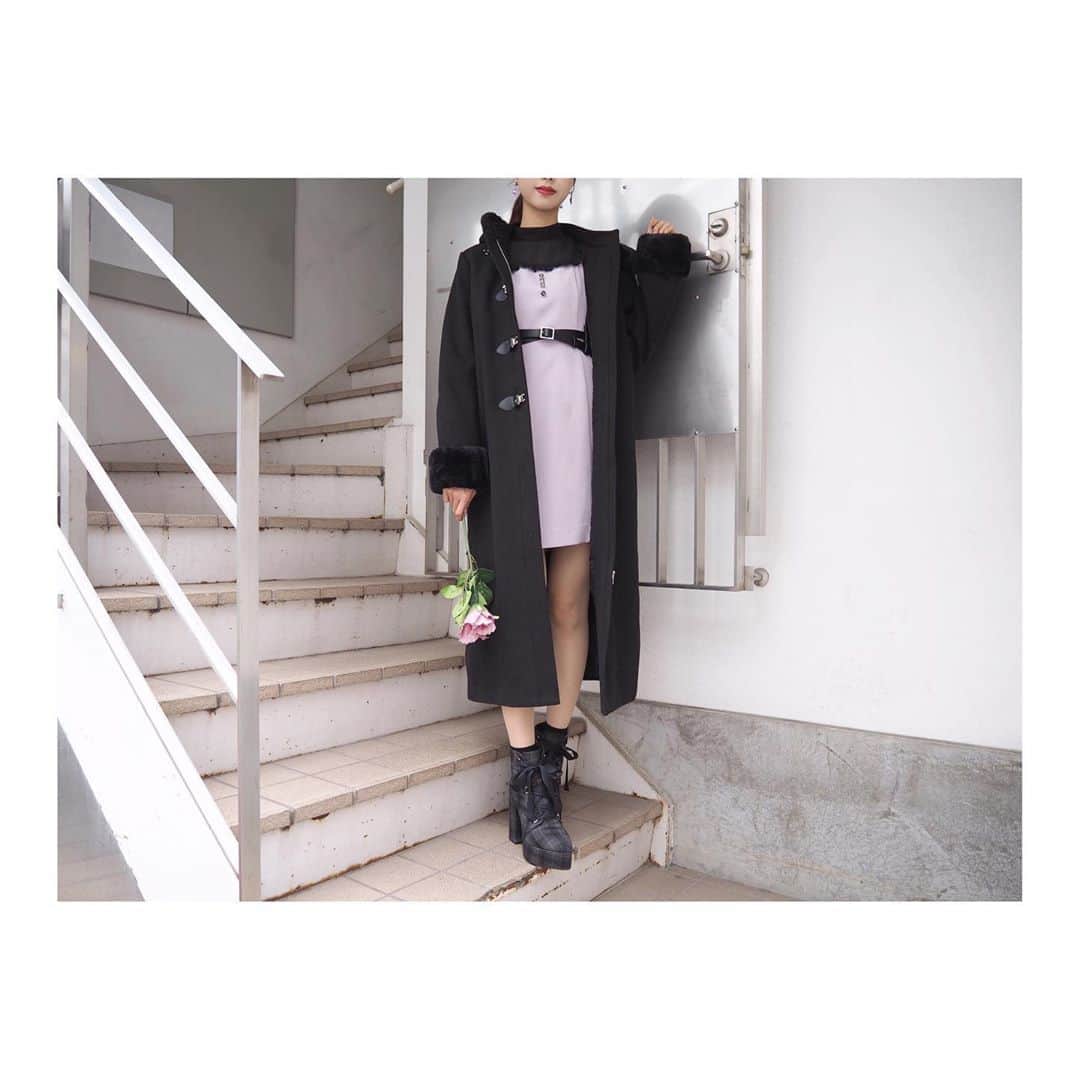 のインスタグラム：「10.21 update... #EATME #OCTOBER #NEW #ITEM . TOP画面のURLからEATME WEB  STOREをCHECK▶︎▶︎▶︎ @eatme_japan . 🌹ダブルマキシコート ¥25,000(＋tax) BLK.PNK.MIX ☑︎FREE ※10.23発売予定 . 🌹ボウタイレイヤードワンピース ¥13,000(＋tax) PNK.BLK.MIX ☑︎S/M ※発売中 . 🌹クロスハーネスベルト ¥6,000(+tax) BLK ※10月再入荷予定 . 🌹レースアップショートブーツ ¥13,600(+tax) MIX.BEG.BLK ☑︎S/M/L ※発売中 . #EATME_COORDINATE #eatmejapan #イートミー」