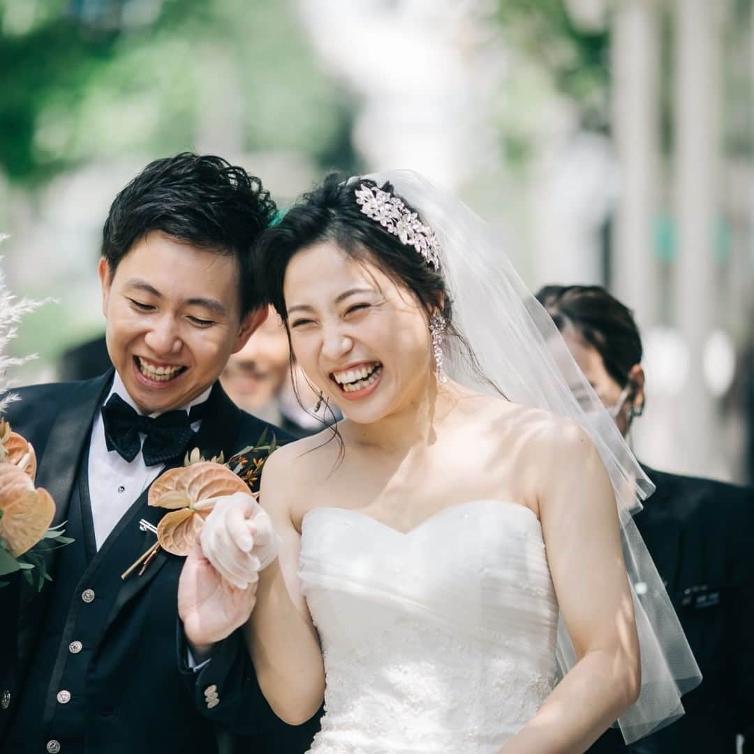 Wedding Park 公式のインスタグラム：「💐TODAY’s PICK UP ハナレポ💐  こんばんは！ ウエディングパークのハナレポ編集部です💁‍♀️  今日のピックアップは、 @_tm_wedding0830 さまのハナレポ👰  コロナ禍ということもあり、 親族のみの挙式に変更して行ったそうですが、 笑顔の溢れるアットホームで 温かみの溢れる式の様子が写真からも伝わります♡  💒この結婚式場を詳しく セントグレースヴィラ（大阪心斎橋） https://www.weddingpark.net/00000e84/  💍この結婚式についてもっと詳しく ▼@_tm_wedding0830 さまのハナレポ♡ https://www.weddingpark.net/hanarepo/8525/  ーーーーーー #ベストハナレポ にエントリーしよう👑  @weddingpark をフォロー ＋#ベストハナレポ をつけて 投稿してください♡  ベストハナレポに選ばれた花嫁さまは 月末に表彰投稿をさせていただいています♩  たくさんのご参加お待ちしています！  ーーーーーー #プレ花嫁 #式場探し #2020婚 #2021婚 #2020冬婚 #2021春婚 #ちーむ2020 #日本中のプレ花嫁さんと繋がりたい #結婚式 #結婚式準備 #結婚準備 #プロポーズ #ウエパ #ウエディングパーク #ハナレポ #セントグレースヴィラ  ーーーーーー」