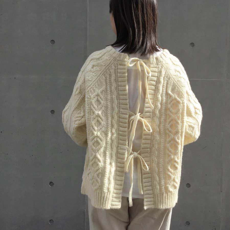 のインスタグラム：「. . // staff coordinate // .  . . @fig_london  Shetland2way cardigan ¥13,000+tax . . #figlondon #フィグロンドン#ニットコーデ#ニット#ケーブルニット#シェットランド#アトリエドゥサボン」