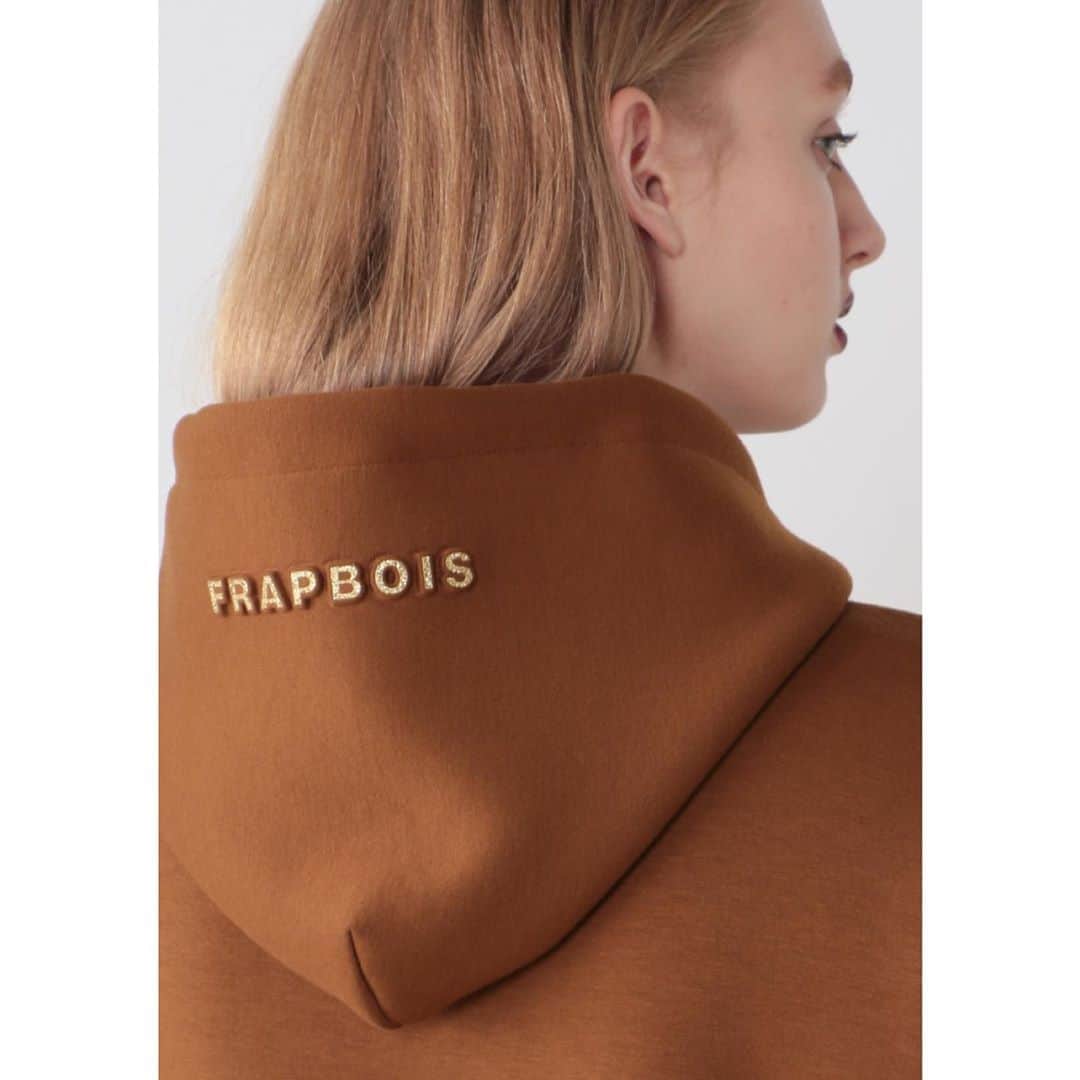 FRAPBOISofficialさんのインスタグラム写真 - (FRAPBOISofficialInstagram)「〈ビーナスパーカー〉  軽量で柔らかく、厚みのあるダンボールニット素材を使ったフーディー。フード部分にある、3Dラメプリントロゴがアクセントになっています。  Hoodie 13,600yen+tax (White/Brown)  #frapbois #フラボア #fashion #ファッション #hoodie #フーディー #parka #パーカー #logo #ロゴ #logohoodie #ロゴフーディー #logoparka #ロゴパーカー #relax #リラックス #relaxwear #リラックスウェア #onemilewear #ワンマイルウェア #genderless #ジェンダーレス #unisex #ユニセックス #tokyo #japan」10月21日 18時33分 - frapbois_official