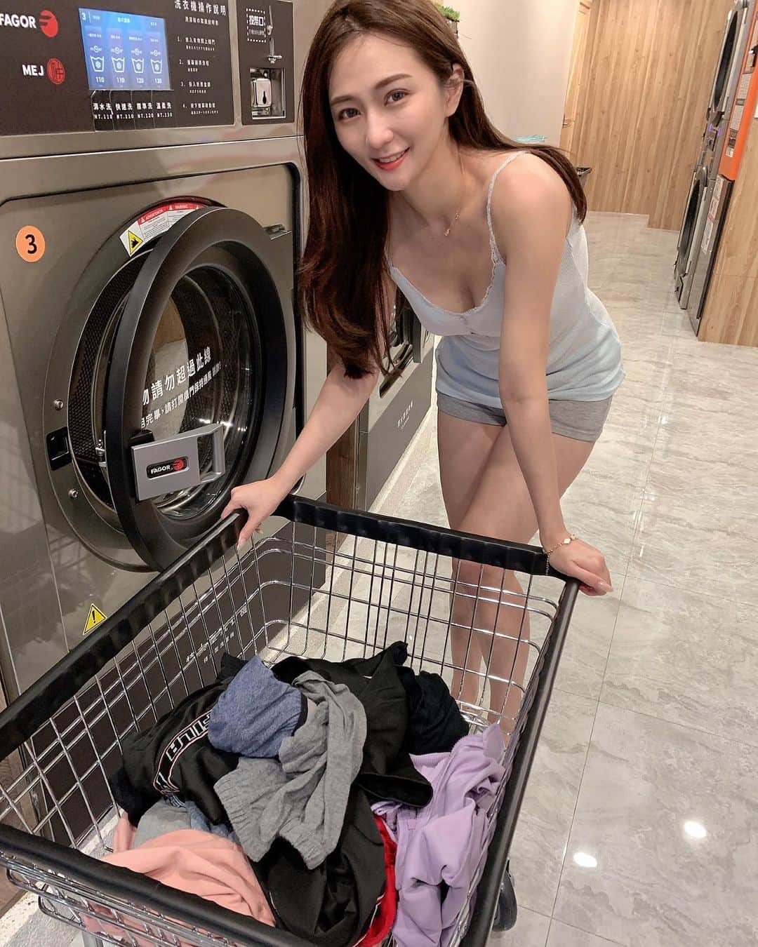 のインスタグラム：「讓我為你洗衣服💗  這次來台中一個禮拜 不想回台北洗一堆衣服（好啦～我從來沒洗過衣服都是男朋友在洗的😂） 找到了美衣潔智能自助洗衣店！  文青網美時尚生活日常打卡店 遠端操作系統 洗衣也可以不用投錢 我加入會員儲值了💰💰連零錢都不用換了 超級多元支付本店多達13種支付方式 （google pay,apple pay,Samsung pay,line pay,微信支付，街口支付,支付寶，銀聯卡，atm轉帳，海內外信用卡，四大超商繳費） 而且！！！！ 自動注入洗劑洗衣也不用帶洗衣精也不用再另外花錢買  這邊的洗衣精真的太棒了👏 我男朋友的衣服領口和腋下都會比較容易有汗漬 黃黃髒髒的 自己家裡的洗幾次都還是一樣 洗過之後整件跟新的一樣 不用丟掉啦（男朋友：誰准你丟了） 而且洗完的衣服好香喔！！！！ 已購入提回台北 怎麼變成洗衣精業配了（喂） 這不是業配啊！！！ 不過回家洗衣機就沒有在自動消毒了  烘衣機正反轉烘衣不打結烘衣服後衣服蓬鬆輕柔 哇～～～洗完的衣服真的又香又柔  而且不像家裡烘的那種衣服變成抹布一樣皺😂😂😂😂 💗提供貼心代洗代烘代收服務💗 就問問台北是要不要開分店！？  美衣潔 @mej1661  📍台中市北區梅亭街233號  #台中 #高級洗衣服務 #烘乾機 #儲值好方便不用零錢還有額外送儲值金 #獨家洗衣精 #專人代洗代烘代折 #專人到府 #首創app可看機器狀態和儲值金額」