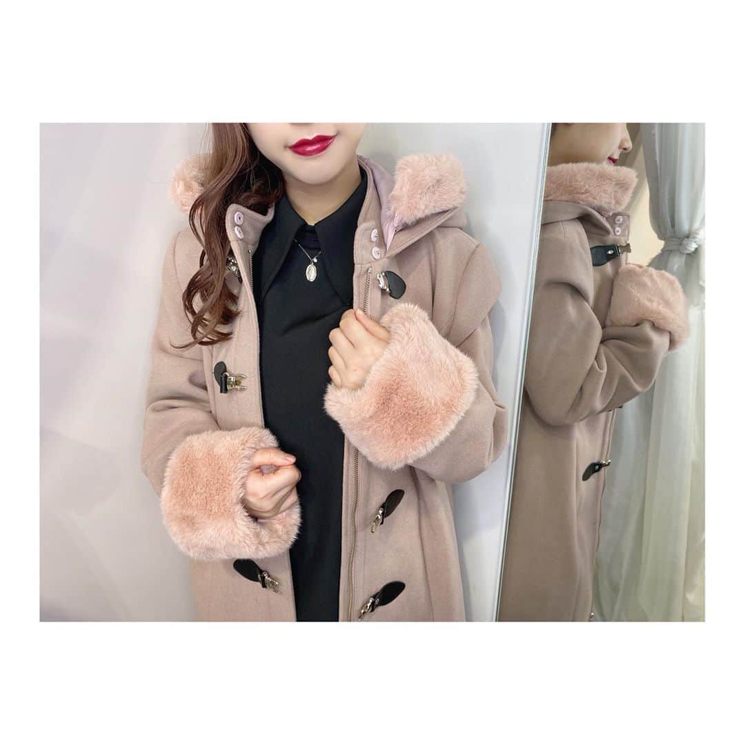 のインスタグラム：「10.21 update... #EATME #OCTOBER #NEW #ITEM . TOP画面のURLからEATME WEB  STOREをCHECK▶︎▶︎▶︎ @eatme_japan . 🌹ダブルマキシコート ¥25,000(＋tax) PNK.MIX.BLK ☑︎FREE ※10.23発売予定 . 🌹シースルースリーブシャツカラーワンピース ¥14,500(＋tax) BLK.MIX.PNK ☑︎S/M ※発売中 . 🌹クロスチェーンネックレス ¥2,500(＋tax) SLV ※発売中 . #EATME_CODE #eatmejapan #イートミー」
