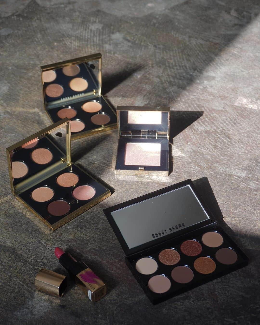 JUNNAのインスタグラム：「@bobbibrown @bobbibrownjapan  のホリデイコレクション❄️  the new york city ballet にインスピレーションを得た 限定パッケージは外で出す度、「どこの〜？」👀 「え、それBOBBIなの〜？可愛い！」 と言われる🤭お気に入り  限定パレットはどれも使いやすいカラーラインナップで、難しいカラー、捨て色無しなのが嬉しい  "LUXE ENCORE EYE SHADOW PALETTE"  パウダーなのに肌にのせるとジュレのようなクリーミーなテクスチャー 密着力◎ 目元がしっとり艶々。 好き〜🥺この濡れ艶感...  今日はSSのお洋服を撮影してきましたが SSにも可愛いと思う  特にお気に入りの "GOLDEN SLIPPER EYE SHADOW PALETTE"を使ったメイクを撮影したので次回YouTubeでご紹介します⛄️ (パレットにバレリーナ🩰が描かれているもの)  SUNLIT CITY 太陽に照らされた街並みがコンセプトのこのパレット🎨  レッドオレンジやベーシックカラー、ブラウン系で ベースからポイントカラーまで デイリーにも、遊びにも可愛い  最近ずっとこのパレット🤭  秋冬服に合うメイクが簡単にできる  しっとり肌に絶妙な艶と煌き✨ パウダーの質感がなめらかで発色も品があってスキ。  #クリスマスコフレ#ホリデーコレクション#コフレ#限定#キラキラ#艶#メイク #bobbibrown #冬#冬カラー #カラー #コスメ#パレット #アイシャドウ#バレエ#ballet#ベージュ#ブラウン#艶カラー」