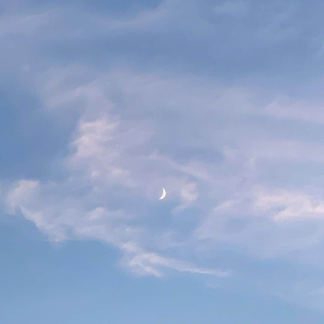 黒沢薫さんのインスタグラム写真 - (黒沢薫Instagram)「夕暮れと三日月。 #sunset #moon #sky #beautiful #instaview #autumn #lovelife #instagood #サッキノソラ」10月21日 18時35分 - kaorukurosawa_lovelife