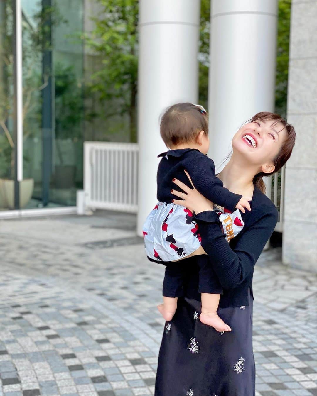 のインスタグラム：「・ あなたがいるだけで 毎日がキラキラだよ🤍 ・ ・ お洋服は去年妊娠中に買ったZARAのワンピースに ALLSAINTSのニットを重ねました☺️ そんなにお腹大きくならないかなって 余裕かまして買った自分の想像を遥かに超える 巨大なお腹だったので🤰🏻w 普通に入らなかった😇おやや ようやく着られる嬉しさったら🤗❣️ そんなお洋服がいくつかあります😁🤍 娘はトップスがZARA スカートはシャーリーテンプルです🤍 一応ブラックでリンクコーデ👩‍👧 リンクしない日も 何となーく色味とか雰囲気を 合わせるようになってます🤣w #sサイズコーデ #153cmコーデ #おちびコーデ #ママコーデ #sサイズ女子 #30代ファッション #30代コーデ  #おちびの輪 #きょコ #ママライフ #令和2年ベビー #2020年ベビー #女の子ママ #秋メイク #きょうのわたちたち👩‍👧」