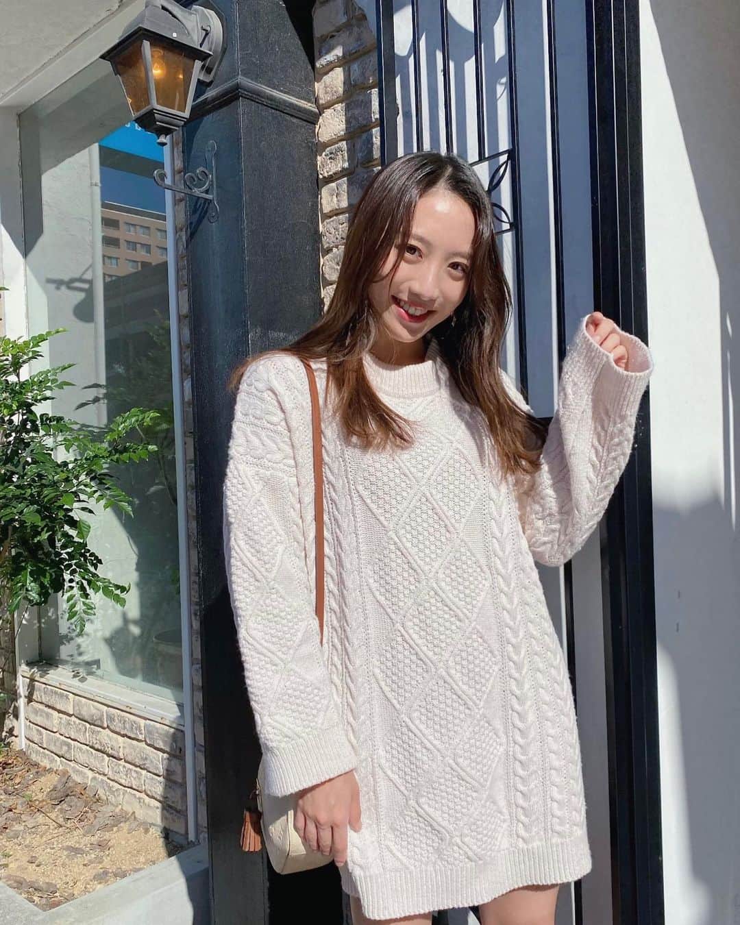 大野真昂のインスタグラム：「☺︎  前髪やっとここまで伸びたけど そろそろ切りたくなってきた、、  今年初ニット🧏🏼‍♀️ これ以上寒くならんで〜！！ @holidayandholiday_official   #ootd #ニットワンピース #ニットコーデ」