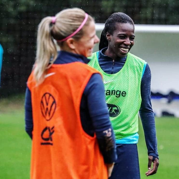 サッカー フランス代表チームさんのインスタグラム写真 - (サッカー フランス代表チームInstagram)「Entraînement sous la pluie avec le sourire 😁 J-2 avant le match face à Macédoine du Nord ! #FiersdetreBleues - Raining but smiling 😁」10月21日 18時38分 - equipedefrance