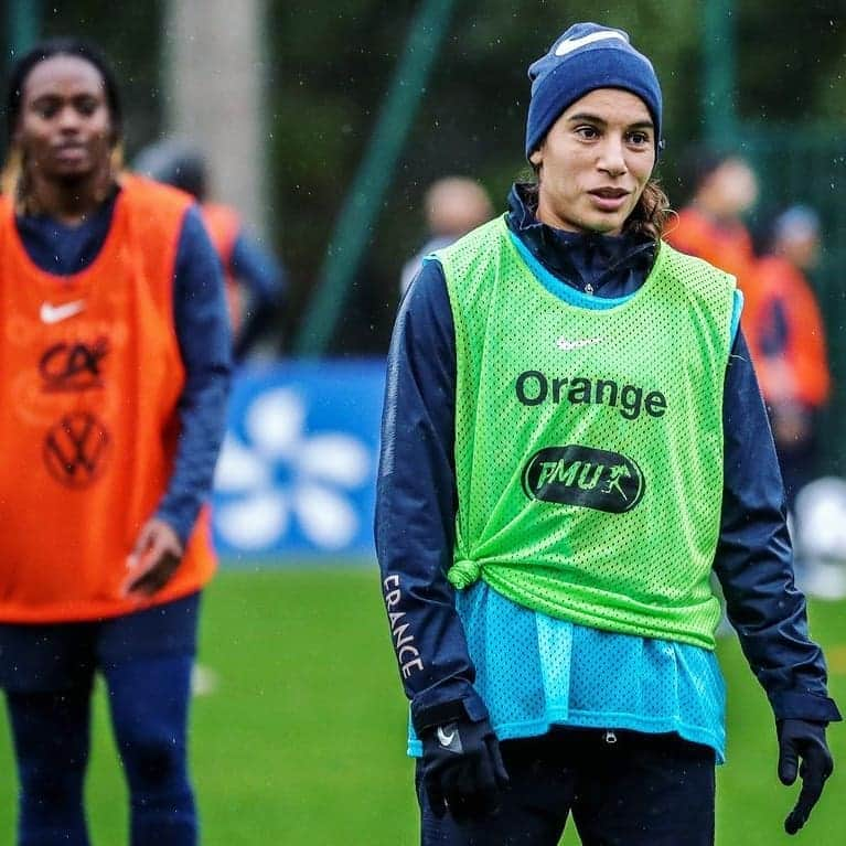 サッカー フランス代表チームさんのインスタグラム写真 - (サッカー フランス代表チームInstagram)「Entraînement sous la pluie avec le sourire 😁 J-2 avant le match face à Macédoine du Nord ! #FiersdetreBleues - Raining but smiling 😁」10月21日 18時38分 - equipedefrance