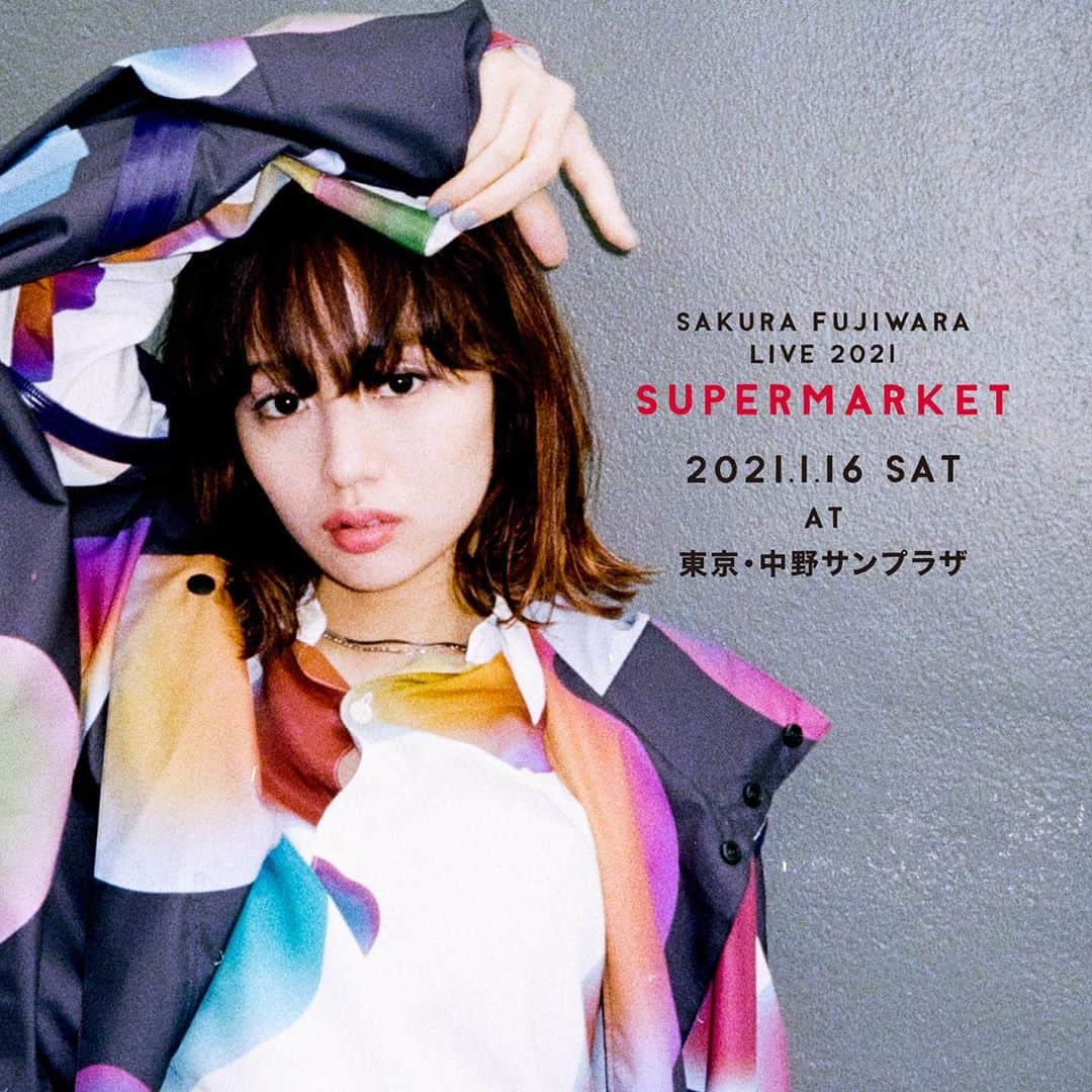 藤原さくらさんのインスタグラム写真 - (藤原さくらInstagram)「Sakura Fujiwara Live 2021 “SUPERMARKET” 開催決定！ . 今公演は当日、オンラインでの配信も予定しております。配信の視聴チケットなどの詳細は追ってお知らせいたします。 . ファンクラブ”Meating”ではどこよりも早くチケット先行受付を実施いたします。今からのご入会でもチケット先行をご利用いただくことができます。 . Sakura Fujiwara Live 2021 SUPERMARKET [日時] 2021年1月16日（土） OPEN 17:00 / START 18:00 [会場] 東京・中野サンプラザ . 公演詳細・新型コロナウイルス感染症対策に関するご案内は オフィシャルサイトにて🛒 . #藤原さくら #SUPERMARKET」10月21日 18時39分 - staff_sakura318