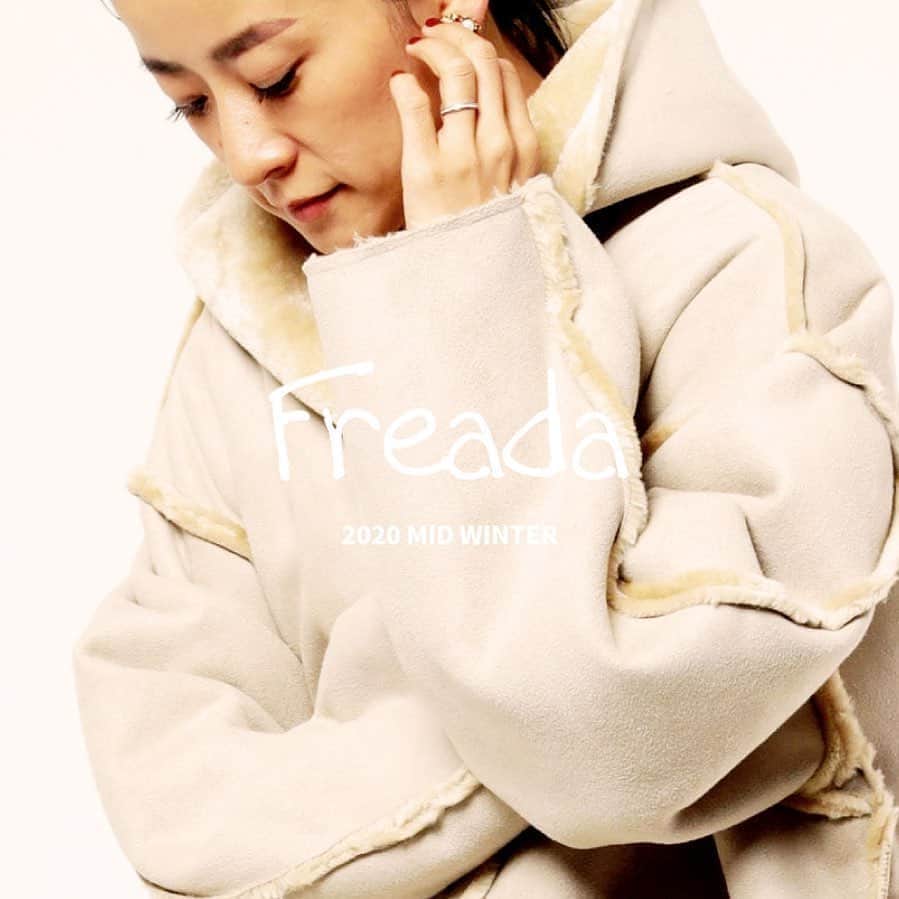 のインスタグラム：「【WOWEN’S TOPICS】   -Freada 2020 MID WINTER-  異素材の組み合わせを楽しみたい今冬。 同系色でまとめても素材が違うことで色が微妙に違って見え、上品なワントーンコーディネートになります。  ▶︎TOPページのURLからTOPICSをご覧ください。	  #freaksstore#フリークスストア #freaksstore20fw」