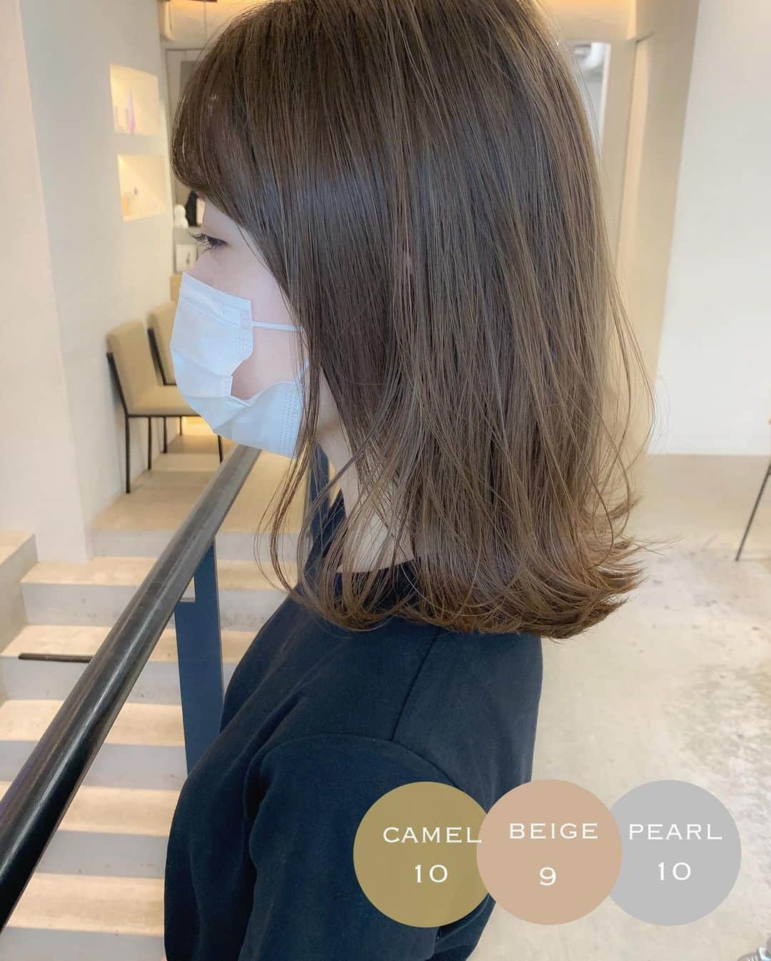 大木光のインスタグラム：「＊リアルサロンワーク swipe→#ヘアとメイクの関係性 .  cut  Aライン外ハネロブ . 重めに仕上げたAラインロブに質感調節を行い、重さのある中に軽さや抜け感を感じるヘアスタイルに。 . color キャメルベージュ . くすみ感のあるキャメルカラー。 日本人の肌馴染みも良く、明めのカラーがお好きな方にもオススメ！ 秋冬のファッションが暗くなりがちな方にもヘアカラーでアクセントを！ . MACのソバが明るめヘアに馴染みが良く、程よいパール感で眉毛にも抜け感を！ #addiction #maccosmetics #celvoke#アディクション #セルヴォークメイク#メイク好きな人と繋がりたい#ベージュカラー #ボブ #レイヤーカット #ボブレイヤー#ミディアムレイヤー #レイヤースタイル#グレージュ#キャメルベージュ」