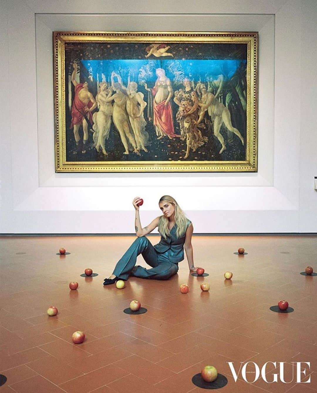 Blonde Saladさんのインスタグラム写真 - (Blonde SaladInstagram)「Some amazing shots taken by our @chiaraferragni inside one of the most prestigious museum in the world, the @uffizigalleries for the latest issue of @voguehongkong 🐉 What’s your fav? 💜#theblondesalad #chiaraferragni #vogue #voguehongkong #uffizigallery」10月21日 18時44分 - theblondesalad