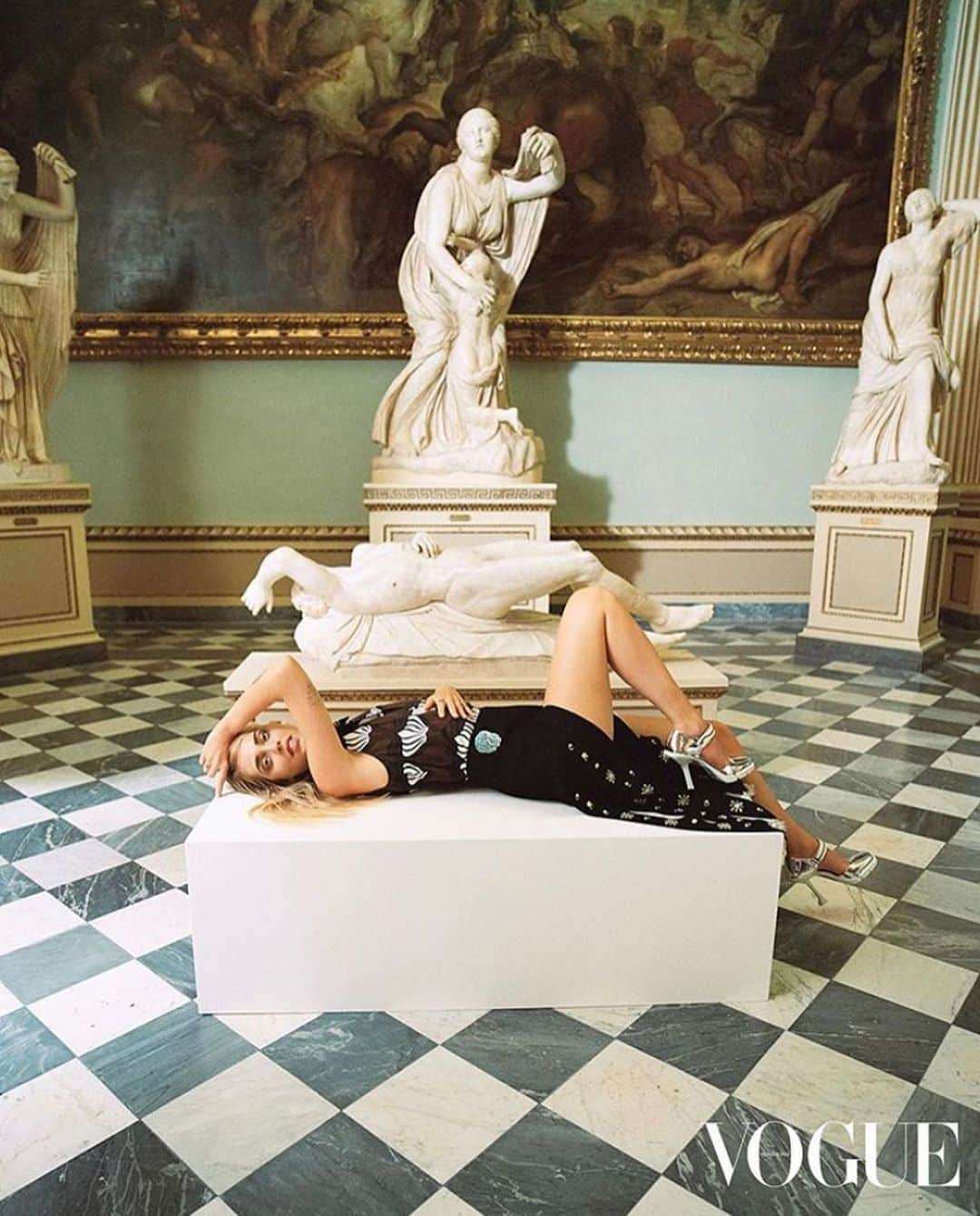 Blonde Saladさんのインスタグラム写真 - (Blonde SaladInstagram)「Some amazing shots taken by our @chiaraferragni inside one of the most prestigious museum in the world, the @uffizigalleries for the latest issue of @voguehongkong 🐉 What’s your fav? 💜#theblondesalad #chiaraferragni #vogue #voguehongkong #uffizigallery」10月21日 18時44分 - theblondesalad