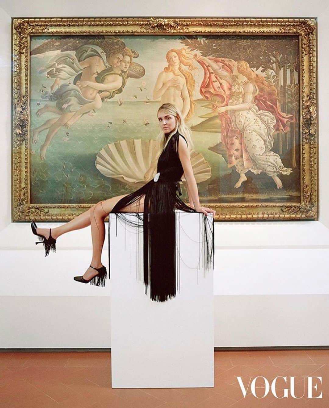 Blonde Saladさんのインスタグラム写真 - (Blonde SaladInstagram)「Some amazing shots taken by our @chiaraferragni inside one of the most prestigious museum in the world, the @uffizigalleries for the latest issue of @voguehongkong 🐉 What’s your fav? 💜#theblondesalad #chiaraferragni #vogue #voguehongkong #uffizigallery」10月21日 18時44分 - theblondesalad