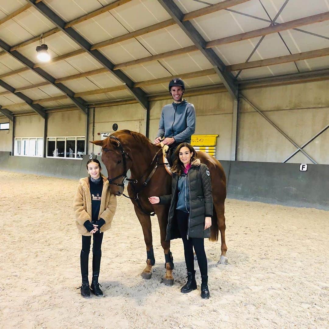 ロビン・ファン・ペルシのインスタグラム：「Life begins at the end of your comfort zone 💪 Had a few great days at the stables with the family, thanks for having us @levi_driessen & @maxime_van_der_vlist 😁 Also big thanks for the mental support @bouchravanpersie @vanpersiehorses @shaqueelvanpersie @soleilsportponys 🤣 🎶Oh horsey van Persie oh horsey van Persie 🎶」