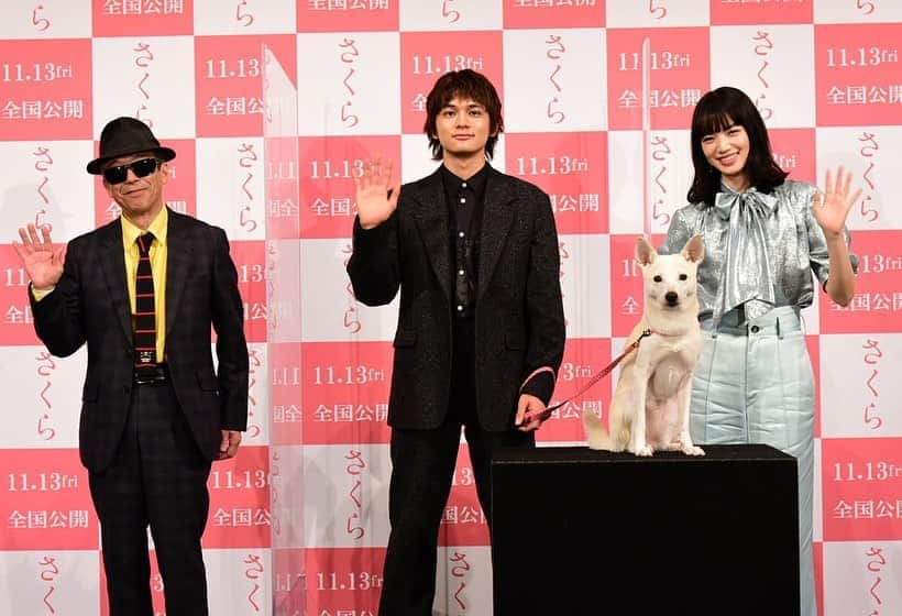 北村匠海のインスタグラム：「[#TakumiEvent / Photo] A talk event to commemorate the completion of the movie "Sakura" was held in Tokyo on October 20. Takumi Kitamura, Nana Komatsu, director Hitoshi Yazaki, and Chie (dog) appeared. — 映画『さくら』(11月13日公開)の完成記念トークイベントが20日に都内で行われ、北村匠海、小松菜奈、矢崎仁司監督、ちえ(犬)が登場した。  #さくら #北村匠海 #TakumiKitamura #DISH// #小松菜奈 #NanaKomatsu」