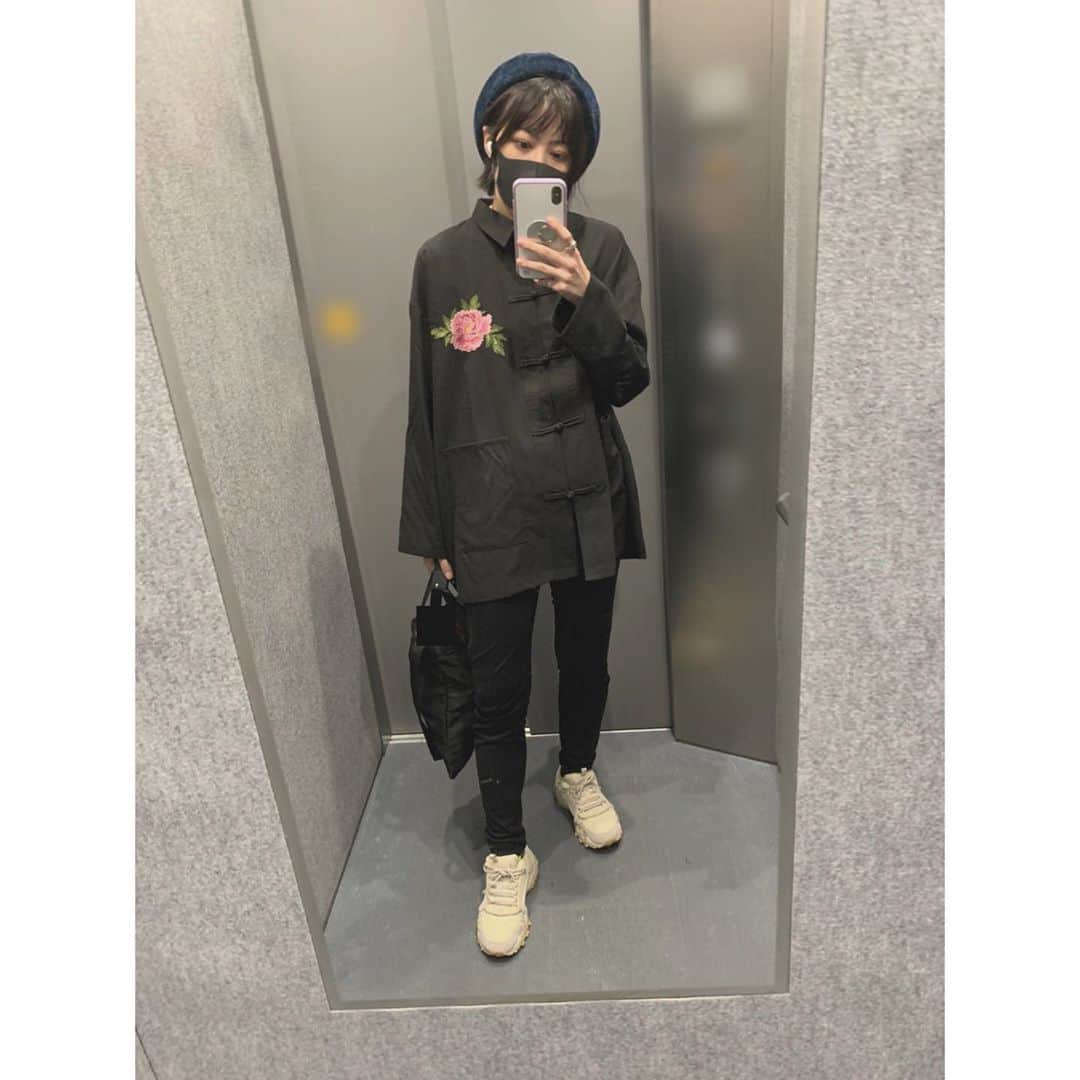 安本彩花さんのインスタグラム写真 安本彩花instagram 秋 白い靴は汚れるの怖いです だからこの靴も真っ白じゃないです 最近更新率高めですね 完全に気まぐれです 今日は超絶ストレートボールをキャッチしてくれた人がいたということが死ぬほど嬉しいと