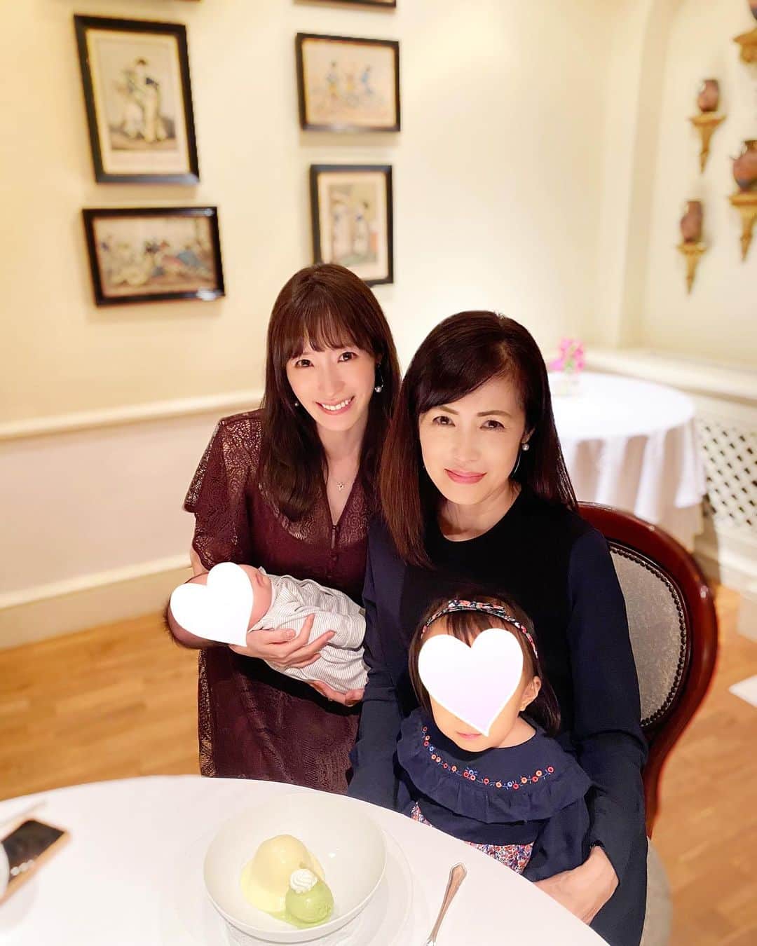 小林真由のインスタグラム：「Happy birthday, mom💐💛﻿ 子供が生まれてからより母への感謝が増し続けてます🙏﻿ ﻿ お母さんがいなかったら子育ての壁にぶち当たって倒れてたかもしれない..🙇‍♂️﻿ 娘と取り合うほどママとしてばぁばとして愛されてちょっと羨ましいほど🥺﻿私もそんな歳の取り方がしたいな。﻿ ﻿ 素敵な1年になりますように💕﻿love! ﻿ ﻿ #誕生日 #バースデー #ディナー #ファッション #コーデ #ママコーデ #女の子ママ #男の子ママ #ママライフ #コーディネート #1歳 #生後2ヶ月 #ベビー #二人育児 #birthday #dinner」