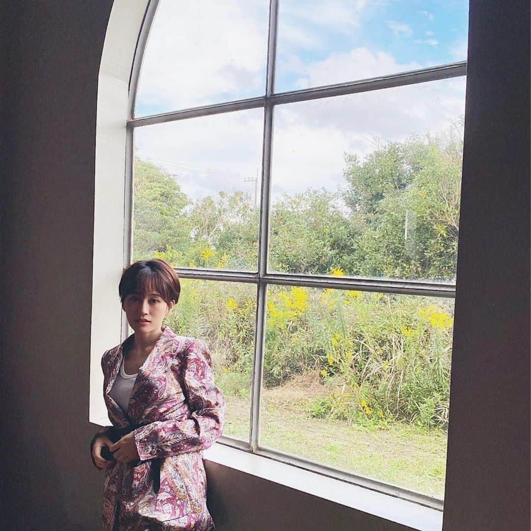高橋里帆のインスタグラム：「2021年のカレンダー撮影✨  いつもとちょっと違うテイスト❣️  新鮮でした✨  出来上がりが楽しみだなぁ〜🎵  #前田敦子　さん#高橋里帆メイク #カレンダー#カレンダー撮影#ロケ#晴天#beautiful #beauty  #Repost @atsuko_maeda_official with @get_repost ・・・ 2021年カレンダーを撮影してきました。  朝から晴れて、最高のロケーションでした。 晴れてくれてありがとうー！😭✨ な１日でした。  いい日でした！」