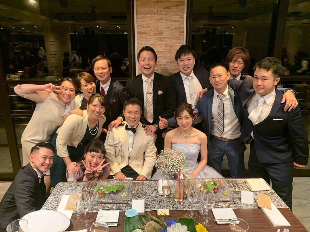 菊池沙都さんのインスタグラム写真 - (菊池沙都Instagram)「きゅんです✌︎❤️ 結婚本当におめでとう！ みんなにも会えて最高でした🍻 #西武ホワイトべアーズ #一緒の日にホッケーを始めた隼と私 #出会いは3歳#幼なじみ#仲間 #結婚式#weddingparty #scapesthesuite #久しぶりに激しく二日酔い」10月21日 18時47分 - satochin30