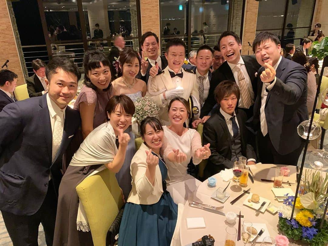 菊池沙都のインスタグラム：「きゅんです✌︎❤️ 結婚本当におめでとう！ みんなにも会えて最高でした🍻 #西武ホワイトべアーズ #一緒の日にホッケーを始めた隼と私 #出会いは3歳#幼なじみ#仲間 #結婚式#weddingparty #scapesthesuite #久しぶりに激しく二日酔い」