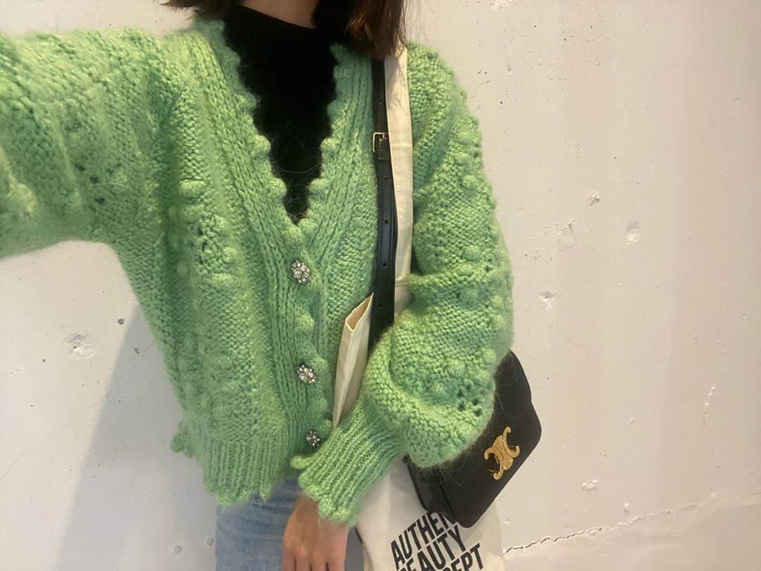 近藤千尋のインスタグラム：「今日もお疲れ様でした✊ 撮影日和でした🍩  最近はカーディガンが大活躍の気候👏🧶💁‍♀️ おばあちゃんが編んだようなポンポン付きで可愛い☺️ 今年の冬はちょっとガーリーな服に デニムが多くなりそう❤︎  ニット @zara  かばん @celine  デニム @vicente__official   ハロウィンに次女のお誕生日… 何にも用意してないいいいー😭❗️❗️❗️❗️笑」