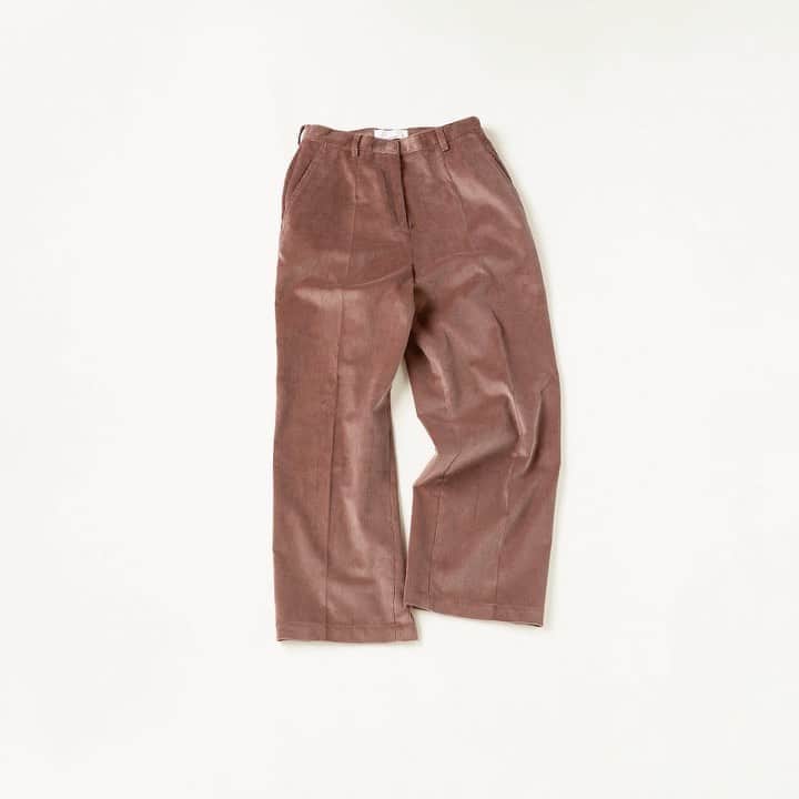 エリオポールのインスタグラム：「. - Recommend items - . PANTS [Cellar Door]  30,000yen+tax . 最後のイタリア生産100%ファクトリーと言われ、多くの有名ブランドの生産にも古くから関わっている歴史あるブランド。定番人気のコーデュロイパンツは、華やぐ明るめのカラー展開。 . . . . #HELIOPOLE #エリオポール #CellarDoor #2020aw #autumnwinter #selectshop #fashion #style」