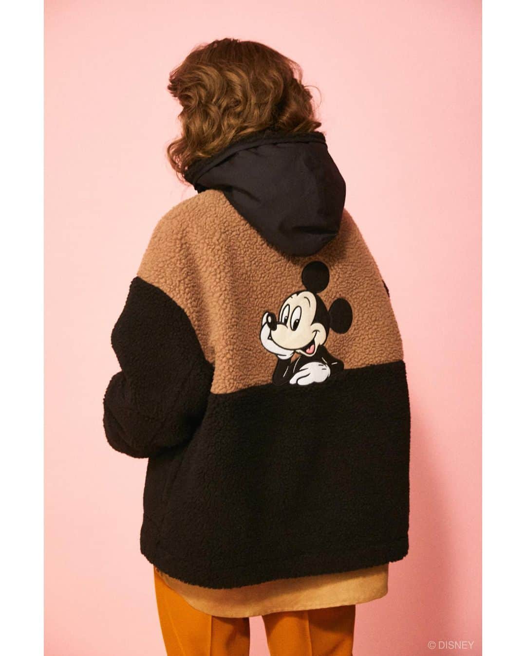 マウジーさんのインスタグラム写真 - (マウジーInstagram)「Disney SERIES CREATED by MOUSSY 15th Collection. Now on sale. --------------------------------------------- 2020 WINTER COLLECTIONでは引き続き 70s〜80sのヴィンテージテイストと90sストリートテイストをベースに レトロでノスタルジックなデザインを展開。 ㅤㅤㅤㅤㅤㅤㅤ ここでしか手に入らない魅力的なアイテムをラインナップしました。 ㅤㅤㅤㅤㅤㅤㅤ MICKEY MOUSEを愛する人たちが 素敵に見えるように。 ㅤㅤㅤㅤㅤㅤㅤㅤㅤㅤ いつまでも いくつになっても とまどうことなく ずっと着続けられる洋服。 ここで出会える特別な MICKEY MOUSEアイテムをMOUSSYは提案します。 --------------------------------------------- ・MD FUN MEMORIES JACKET(010DAY30-5060) ・MD STAMP PINS(010DAY50-5060) ・MD SMACK JAQUARD KNIT TOPS(010DAY70-5000) ・MD MICKEY FI SHEEP BOA JACKET(010DAM30-5140) ・MD BALLOON ALLOVER LONG SLEEVE SHIRT(010DAY30-5000) ・MD MICKEY HANDLE BAG(010DAT51-5120) ・MD MICKEY EMBROIDERY POLO(010DAY90-5100) ・MD MICKEY PATTERN BAG(010DAQ51-5160) ・MD LETTER BORDER KNIT TOPS(010DAY70-5040) ・MD WELCOME FRIENDS LONG COAT(010DAY30-5020) ・MD TELEPHONE! VELOUR HOODIE(010DAY90-5160) ・MD ALL MEMBERS SHIRT(010DAY30-5010) --------------------------------------------- 2020.10.21 wed Release✨ SHEL'TTER WEB STORE・The SHEL'TTER TOKYO表参道原宿店にて限定発売中！ ※一部の商品は、SHEL'TTER WEB STORE限定でオーダーが既定数に達した場合に発売が決定するスペシャルアイテムとなっております。 (※一部商品はMOUSSYルミネエスト新宿店でもお取り扱いいたします。) #MOUSSY #DisneySERIESCREATEDbyMOUSSY #MOUSSY_Disney #MICKEYMOUSE」10月21日 19時04分 - moussyofficial