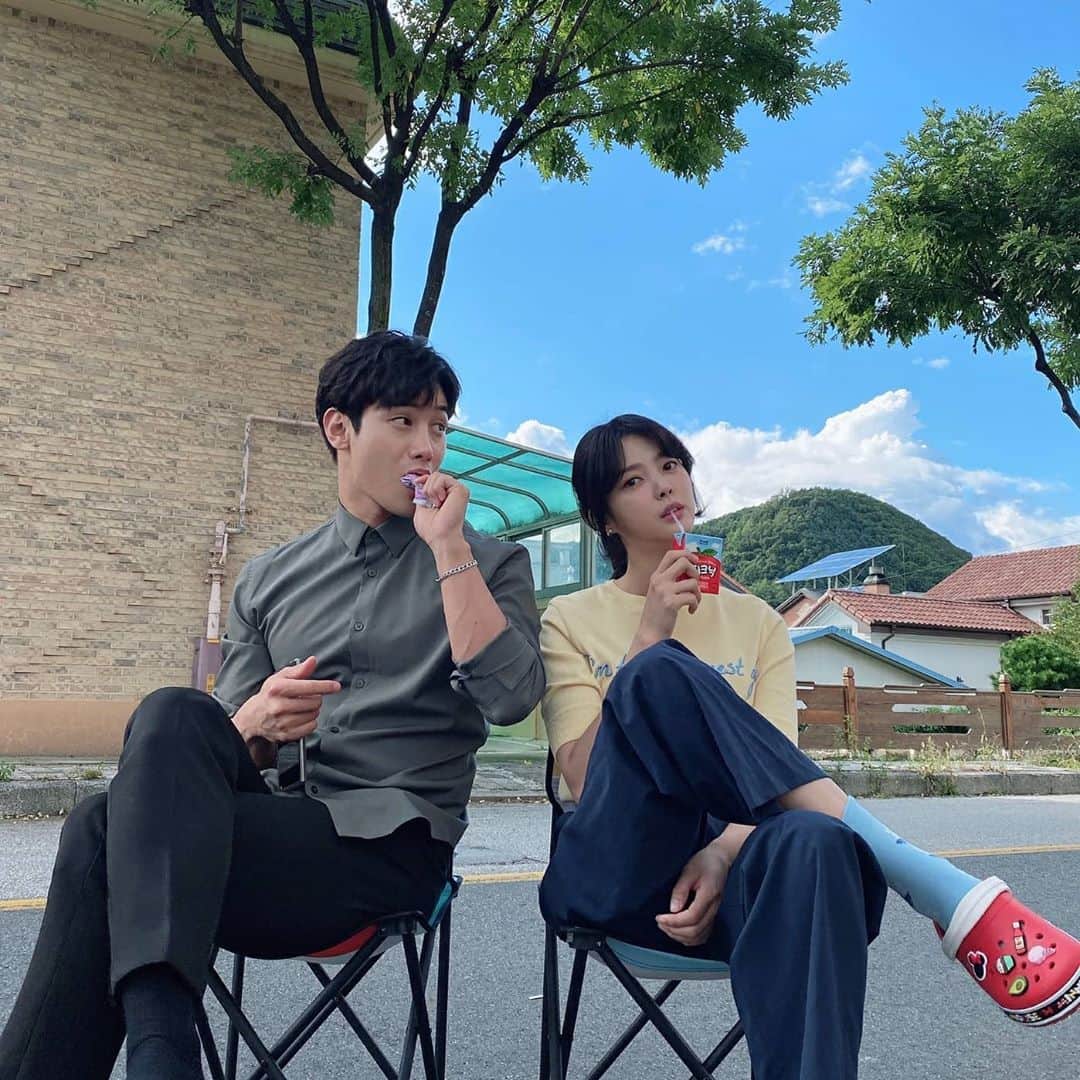 Lee Si-gangのインスタグラム：「냠냠..🍯맛있다  (오? 맛있겠다)한입만줘. 안돼. 😡 벌이날아와  벌을주었다🐝(ㅋㅋ) 난..유정이 좋아해요...❣ Thank you, Brazil fan  and  I love you.🇧🇷  ユジョンが好きなんだけとね 秘密の男も見てる方いる？」