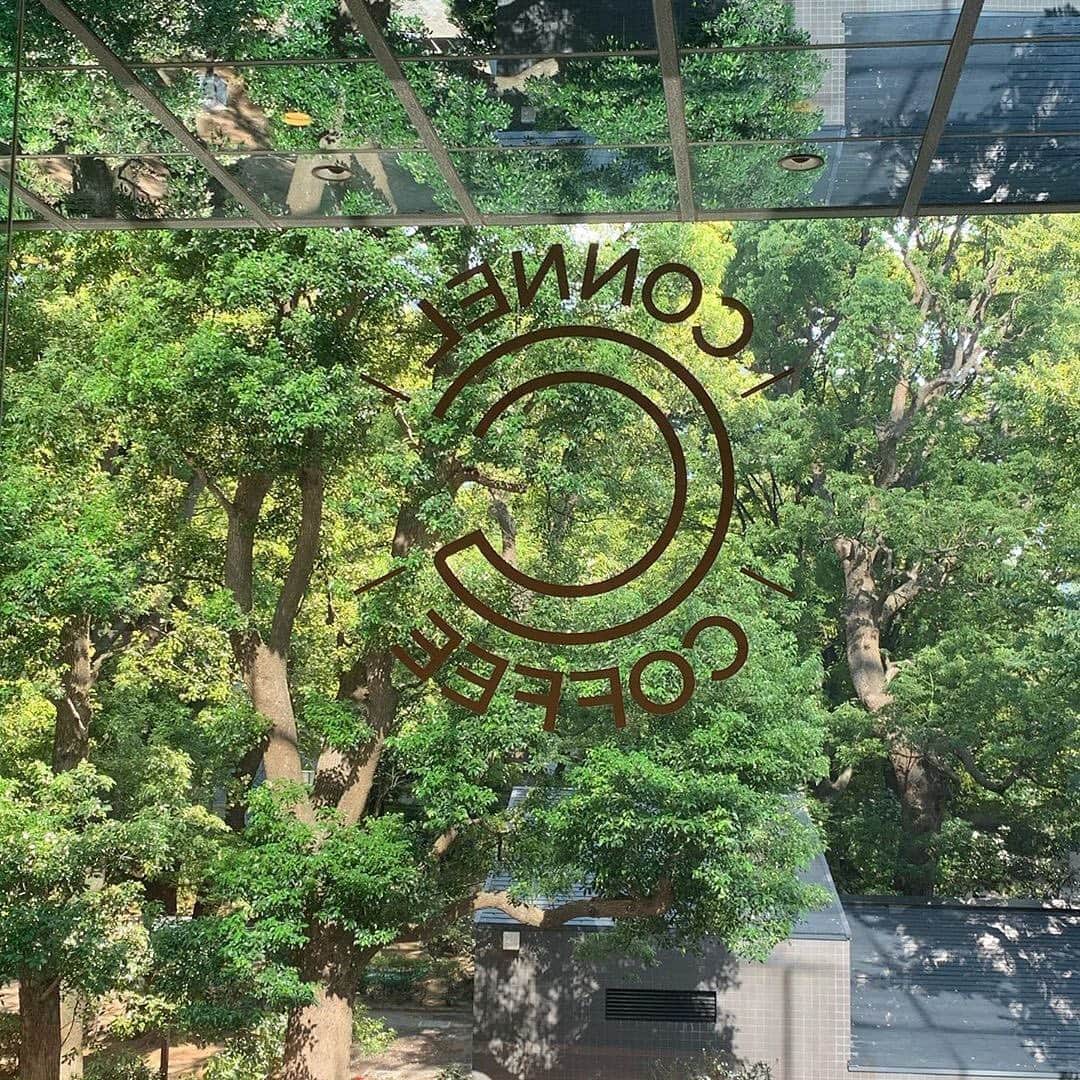 isutaさんのインスタグラム写真 - (isutaInstagram)「まるで美術館にきたみたいなアートカフェ♡﻿ ﻿ ﻿ 東京都・赤坂にある「CONNEL COFFEE（コーネルコーヒー）」は、まるで美術館にきたようなおしゃれなカフェ。﻿ ﻿ ﻿ 店内はガラス張りになっており、天井も高いアートな空間なんです。﻿ ﻿ ﻿ 窓ガラスからは隣の公園の木々が見えるようになっているので、リラックスした気分で過ごせますよ。﻿ ﻿ ﻿ 建物や装飾のデザインだけでなく、コーヒーも絶品なんだそう。﻿ ﻿ ﻿ スタイリッシュでかっこいい大人な気分を味わってみて。﻿ ﻿ ﻿ 【CONNEL COFFEE】﻿ 住所：東京都港区赤坂7-2-21 草月会館 2F﻿ 営業時間：［月〜金］9:00～18:00﻿ 　　　　　［土］11:00〜17:00﻿ 定休日：日・祝﻿ ﻿ ﻿ photo by﻿ @___reimm.74﻿ @mozuku_25﻿ @yamamoto_sakina﻿ ﻿ ﻿ #isuta #イスタ #isutapic﻿ #isutacafe #カフェ巡り #おしゃれカフェ﻿ #カフェスタグラム #東京カフェ #東京カフェ巡り﻿ #cafe #青山カフェ #赤坂カフェ ﻿ #connelcoffee #コーネルコーヒー﻿ #東京グルメ #美術館 #美術館巡り﻿ #cafestagram #カフェ #カフェ好き﻿ #お洒落な人と繋がりたい #喫茶店﻿ #カフェ好きな人と繋がりたい」10月21日 18時56分 - isuta_jp
