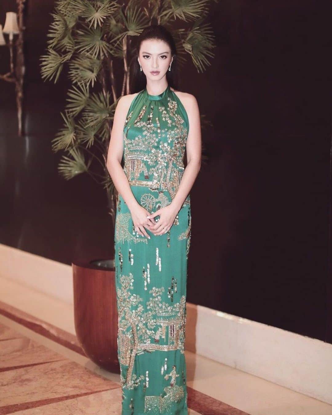 ラライン・シャーのインスタグラム：「Selamat Ulang Tahun Mas @biyanofficial . Thank you for believing in me even before I did.  I still recall the day you put me on your runway a decade ago, despite me trying to convince you that I was too nervous to do it as the heels were way too high! I fell as I predicted but I will never forget that faith you had in me and taking a chance on the clumsy girl that I was. I am forever grateful.  As I continue working on my career, being clad in your creations gives me intention, confidence and reminds me of how rich our heritage is. I am always proud to say I am wearing Biyan, the most revered Indonesian designer.  I wish you a beautiful birthday. Thank you for all the dedication and the evident hard work you put into everything that you do. Beauty and perfection needs no translation. You being proudly Indonesian and succeeding Internationally inspires me (and many others)to do the same. May you be blessed with health and continue to shine as you do. Wassalam」