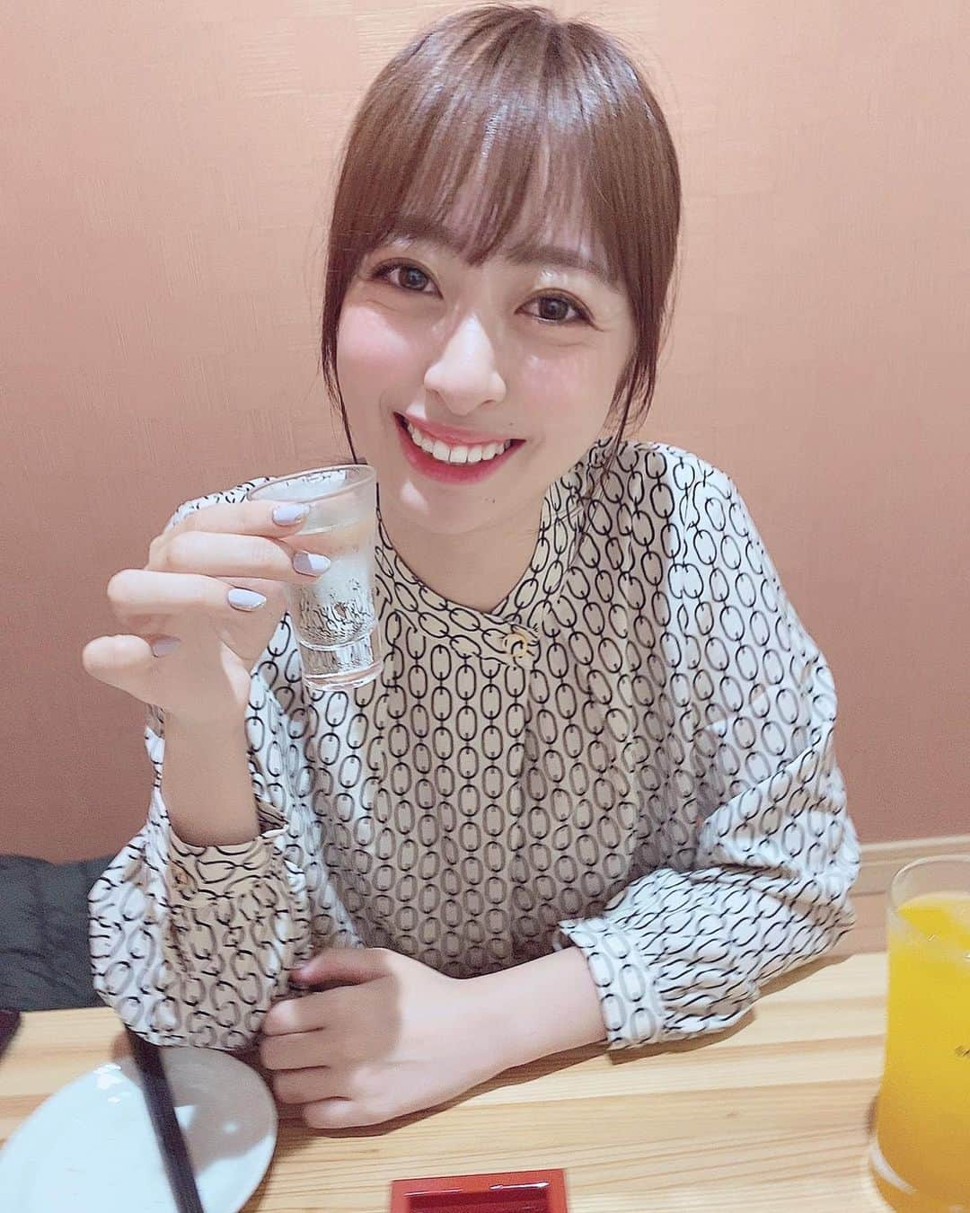 兼田日向子のインスタグラム：「🍶 マンゴーサワーをチェイサーに 赤武を飲む🍶❤️  帰省して、隔離生活明けに 地元の友達と飲みに行ってきました☺ ほうれい線消えないくらい笑った🤣  しばらく地元で家族との時間を大切にして、まったり過ごします♡  #日本酒#日本酒女子#赤武ひやおろし#サロンモデル#サロモ#岩手#久慈市#岩手女子#北三陸#あまちゃんロケ地」