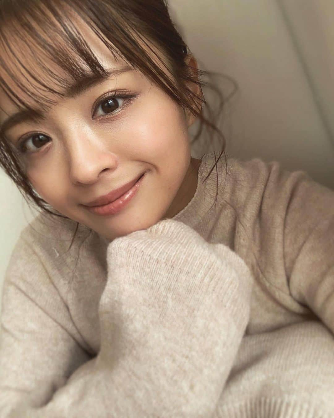 千葉優子さんのインスタグラム写真 - (千葉優子Instagram)「. . 今日のインスタライブありがとうございました🙏❤︎ 後ほどストーリーもしますね❤︎  最近購入して お気に入りすぎてもうリップは毎日これ💄  CHANEL ルージュ ココ フラッシュ 56 (MOMENT)  とんでもなく可愛い秋冬カラー🍃 ものすごく潤うから下地いらずだよ✌️ (載せる前に周り拭けばよかった←)  ティントの新色も出たんだよなあ ホスィーなぁ  #makeup#cosmetics#cosme#mamagirl#lucrajp#locari#4yuuu#ponte_beauty#locari_beauty#mineby3mootd . . #イプサ#大人メイク#アラサーメイク#ママメイク #コスメレビュー#ママメイク#コスメ好きさんと繋がりたい#コスメ好きな人と繋がりたい#メイク好きさんと繋がりたい#コスメマニア#普段メイク#アラサーママ#デパコス#ベストオブコスメ#人気色#秋冬メイク#秋冬アイテム#秋冬ファッション#melody#美容好きな人と繋がりたい #美容」10月21日 18時59分 - yuko_chiba1018