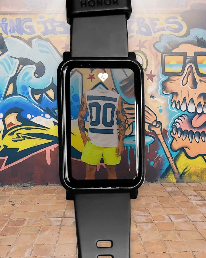 Giuseppe Pepeのインスタグラム：「~ A R T  I N  H A R D  T I M E S  1/3 🎨🖌 🖼 . C’è poco da fare: c’ho perso proprio la testa per questo #HonorWatchES di @honor_italia, la funzione sul battito cardiaco poi è davvero ben fatta! Insomma più che uno smart watch a me sembra di avere il coach accanto che mi richiama costantemente... 😅⌚️ . #StyleOnTheMove #ad  .」