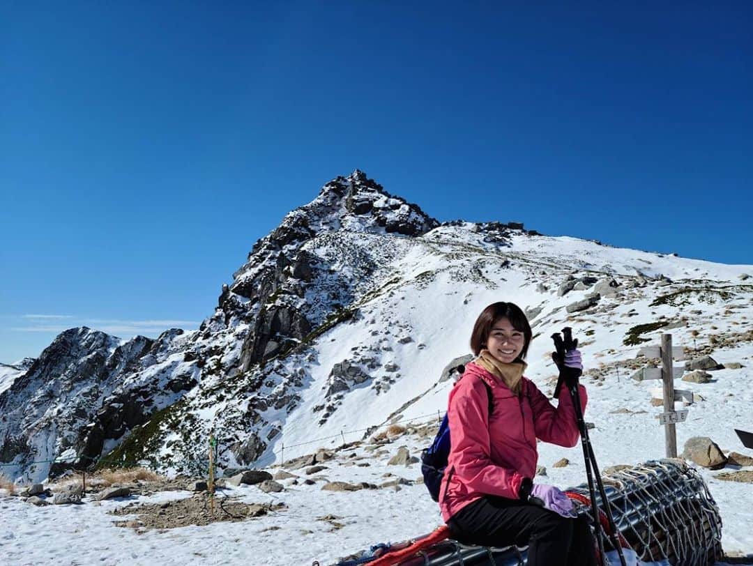 小泉遥さんのインスタグラム写真 - (小泉遥Instagram)「. . もう山の頂上って 雪が積もってるんですね〜☺︎❄️ . 雪は積もってるけど日差しは暑くて 寒さと暑さで不思議な感覚だった😂笑 . #中央アルプス #木曽駒ヶ岳」10月21日 18時59分 - koiharu_official