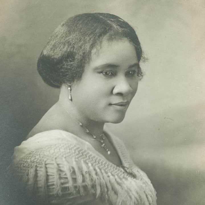 ロクシタンさんのインスタグラム写真 - (ロクシタンInstagram)「The incredible Madam C.J. Walker ✨⁣ ⁣ Twice a month we want to take time to highlight some of the world’s incredible women. We will feature entrepreneurs, scientists, and activists who have changed the world to make it better for us to celebrate our Women Crush Wednesday. ⁣ ⁣ We would like to start with Madam CJ Walker. A pioneer of the beauty industry, she is best known for creating products tailored to the needs of black women. But she didn’t stop there. Her work allowed her to become a social activist and patron of the arts who fought to support the African-American community.⁣ ⁣ #WCW #MadamCJWalker #Beauty #BlackExcellence #naturalbeauty⁣ Image Credit: NMAAHC, gift of A'Lelia Bundles / Madam Walker Family Archives, © A'Lelia Bundles」10月21日 19時00分 - loccitane