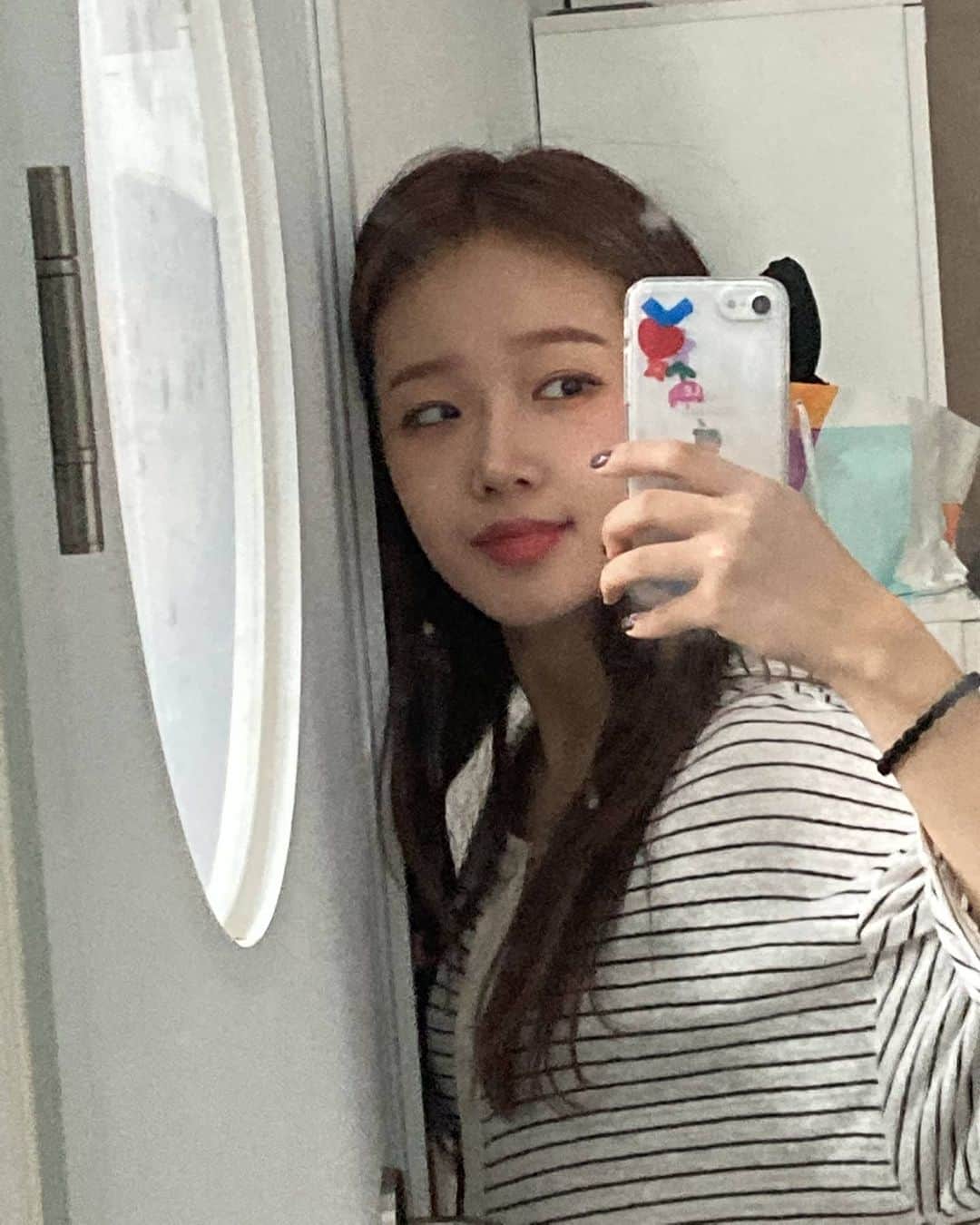 チェ・ユジョンのインスタグラム：「갤러리 정리하다 발견 머리색이 다르네융 ㅋㅋㅋ 🐿🦁 (차에서 찍은건 주차 했을 때 입니두) #유정 🌻 #위키미키 #WEKIMEKI #CHOIYOOJUNG #최유정 #YOOJUNG」