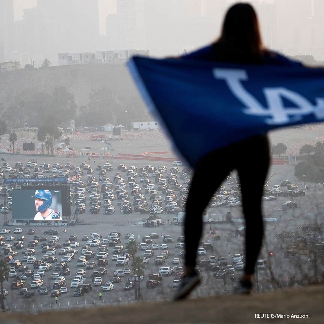 ABC Newsさんのインスタグラム写真 - (ABC NewsInstagram)「A person holds a flag while watching a drive-in viewing of Los Angeles Dodgers against the Tampa Bay Rays during game 1 of the 2020 World Series in the parking lots of Dodgers Stadium as seen from Angels Point. #baseball #worldseries #socialdistancing」10月21日 19時00分 - abcnews