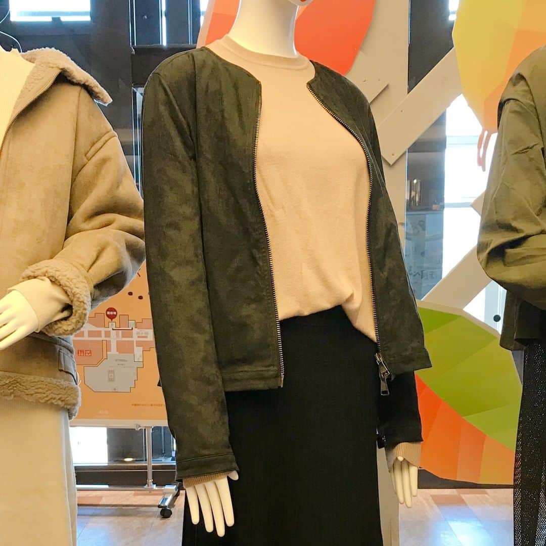のインスタグラム：「. “アウターコレクション” お気に入りをみつける、 ならファのイチオシアウター . . 2F YEVS supply . ✨ TATRAS TALETA　¥48,400 ✨ . 12Gもちもち ハイゲージクルーネックプルオーバー　¥4,389  12Gもちもち ハイゲージスカート　¥5,489 レザービットローファー　¥10,780 ※表示価格は税込価格です。 . . スッキリしたシルエットのノーカラーブルゾン。 テクニカルスウェードで高級感のある光沢を備え、 なめらかな肌触り💯 ストレッチ性もあり、体に馴染みやすい着心地のアウターです。 . . . #outer  #outerwear  #アウター #アウターコーデ  #ならファミリー #ならファ #narafamily #narafa #大和西大寺 #奈良 #autumn #shopping #fashion #おしゃれさんと繋がりたい  #yevssupply #イーブスサプライ  #ノーカラーブルゾン #ブルゾン #ブルゾンコーデ」