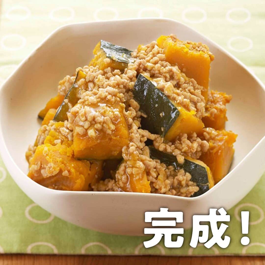 cooking_ajinomotoさんのインスタグラム写真 - (cooking_ajinomotoInstagram)「もうすっかり食欲の秋ですね🍁 今回は、旬の食材を使った、栄養満点レシピをご紹介します😆  「かぼちゃ」には抗酸化作用のあるビタミンC、βカロテン、ビタミンEがとっても豊富！ 実は老化予防、風邪予防にとっても効果的なんです😳  炒めたり、肉や魚など脂質を含む食材と組み合わせることで栄養の吸収率があがりますよ💯  🐼選ぶときのポイント🐼 大きさのわりにずっしりと重く、皮がかたいものを選びましょう。 ヘタの部分がコルク状に乾いて、ひびが入ってる位が美味しいですよ😉  #味の素 #ajinomoto #アジパンダ #おうちごはん #味の素レシピ #時短レシピ #健康ごはん #調味料 #アミノ酸 #簡単おうちごはん #栄養レシピ #おうちごはん部 #健康的な食事 #料理好きさんと繋がりたい #在宅勤務のおひるごはん #料理はじめました #リモート飯 #リモートランチ #味の素でクッキング #そぼろ煮 #かぼちゃレシピ」10月21日 19時01分 - ajinomoto_park
