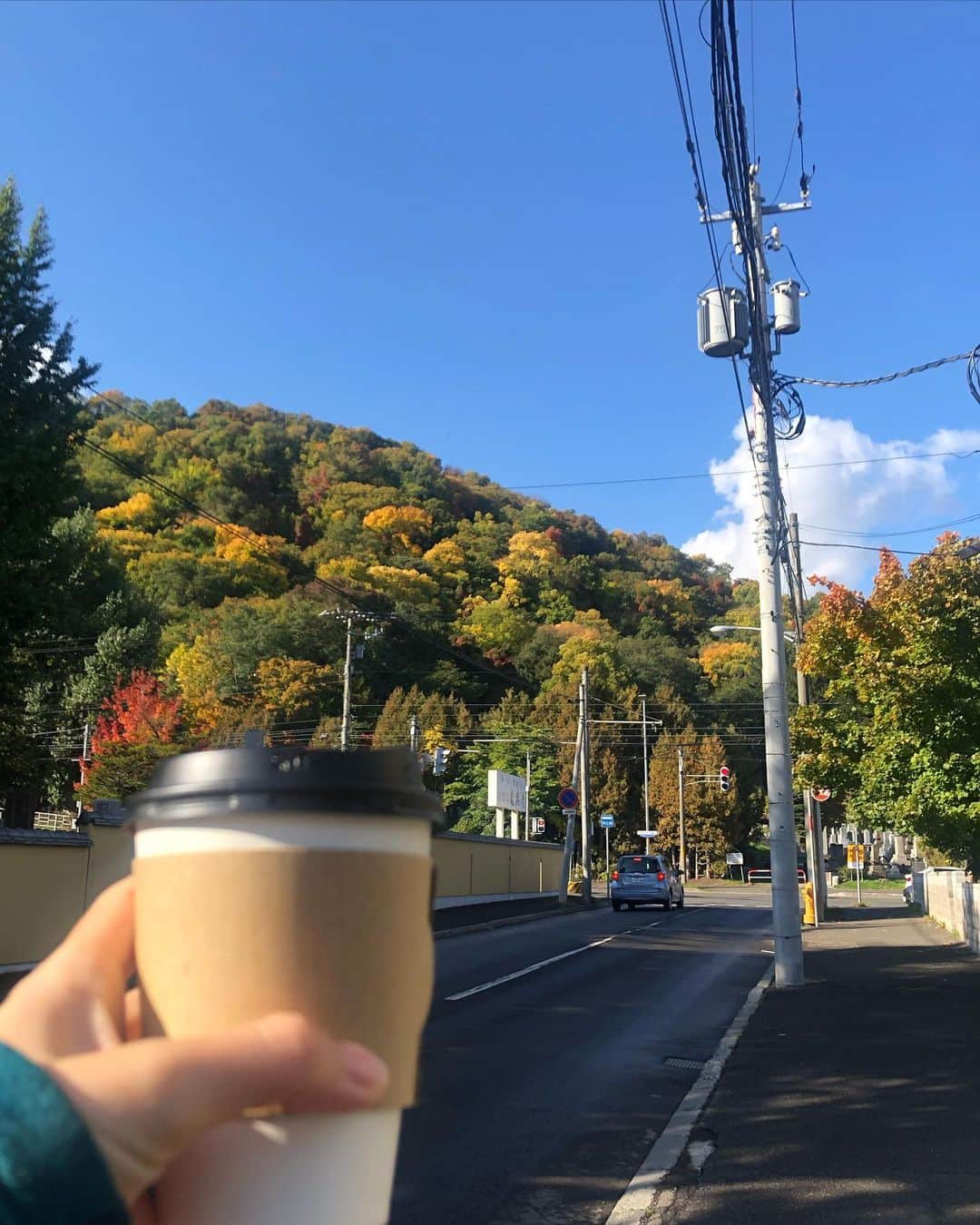 伊藤みきさんのインスタグラム写真 - (伊藤みきInstagram)「紅葉が綺麗なシーズン。 コーヒー片手にテクテク散歩。 頂上で食べるパンが美味しい朝でした😋 #もうすぐ冬」10月21日 19時01分 - itomikiitos