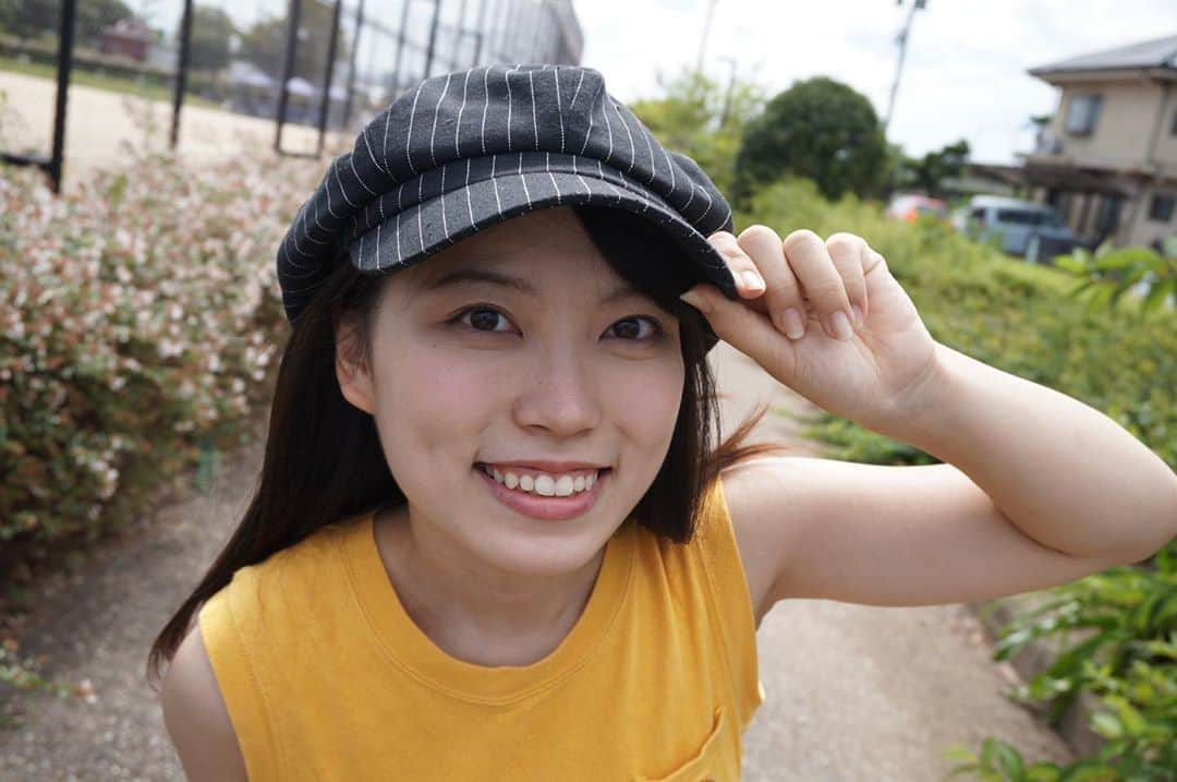 有坂菜恵子のインスタグラム：「今日も先週に引き続き、YouTube撮影🎥 今週もファイナリストで集まりました✨  今回も自分の不器用さが恨めしくなりました💧 でもなんだかんだ頑張っていますので、今回もぜひ見てくださいね👀  今回の写真のテーマは「夏休みの公園デート」 だいぶ前の写真ですが、個人的にこれまで撮ってもらった写真の中でもダントツで好き💓 日々寒くなっている今日この頃に、この写真から夏休みを思い出し、暖を取っていただけると幸いです😊  すっごくどうでもいいことですが、 私がザッピングして見るYouTubeのコメント欄で頻繁に出会うアカウントの人を、多分同じ趣味なんだろうなーと思い、この人のアカウント見つけて繋がりたいと思っている有坂です笑  (え！この人この動画も見てる！また同じだ！ってなる笑)  あの現象、何なんでしょうね？🧐 この気持ちわかる方いますか？？笑  #ミスコン #ミスコンファイナリスト #ミスキャン #ファイナリスト #同女 #同志社女子大学 #ミス同女 #ミス同志社女子 #女子大生 #京田辺 #キャンパスライフ #女子大生コーデ #女子大生の日常 #大学生コーデ #夏休み #夏休みの思い出 #公園デート #彼女感 #撮影者は兄」