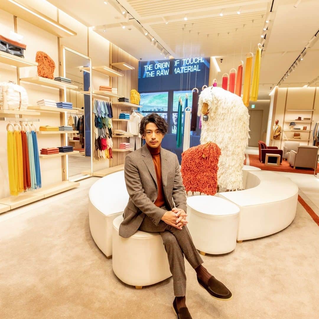 のインスタグラム：「【イベント取材】「ロロ・ピアーナ」が銀座に旗艦店を出店したことを記念し、10月25日までデジタルアートインスタレーション「An Odyssey of Touch」を開催中。一般公開に先駆けて行われたプライベートプレビューでは三浦翔平さんや中村アンさん、冨永愛さん、Kōki,さん、鈴⽊伸之さんなど豪華なゲストが多数来場しました✨　 @loropianaofficial @shohei.63 @cocoannne @ai_tominaga_official @koki @nobuyuki_suzuki_official」