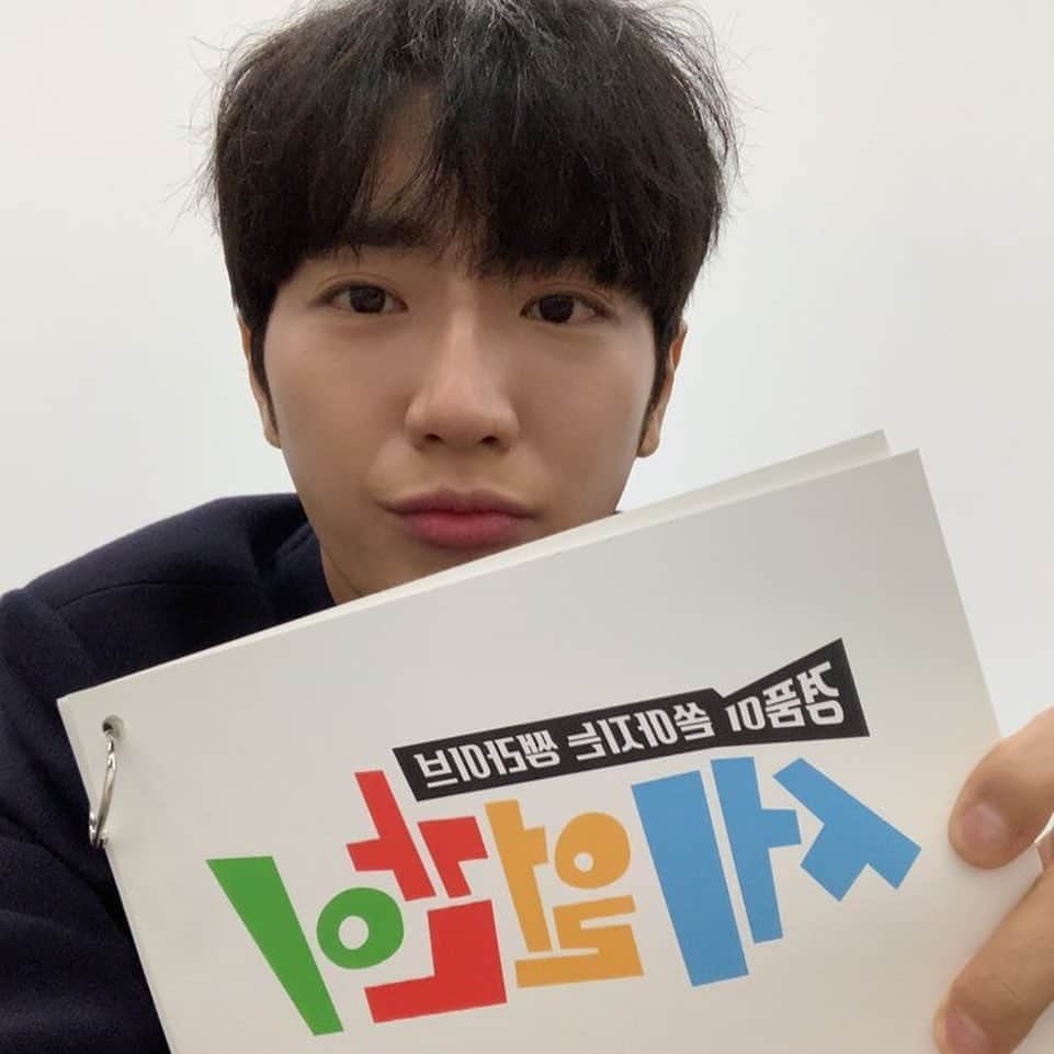 イ・サンヨプのインスタグラム：「오늘저녁 8시 #네이버tv #경품이쏟아지는쌩라이브  #TvN세얼간이 라이브 제작발표회😎」