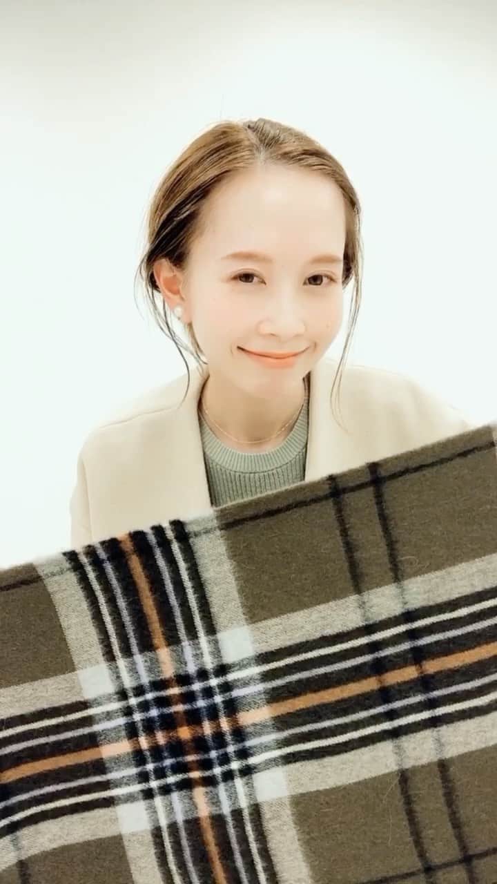 はれこのインスタグラム：「とっても簡単なストールの巻き方🐹🧣 . 洒落た巻き方は解けてしまうので、 結局この巻き方に落ち着きます🐣 首元もしっかり覆ってくれて暖かいですし、 ボリュームが出るので、 シンプルなコーデのポイントにもなりますよ🥰 . お洋服は全部IENA♡ ストールはBEGG＆CO(ベグアンドコー)です♡ . #iena #イエナ #baycrews #ベイクルーズ #ストール巻き方」