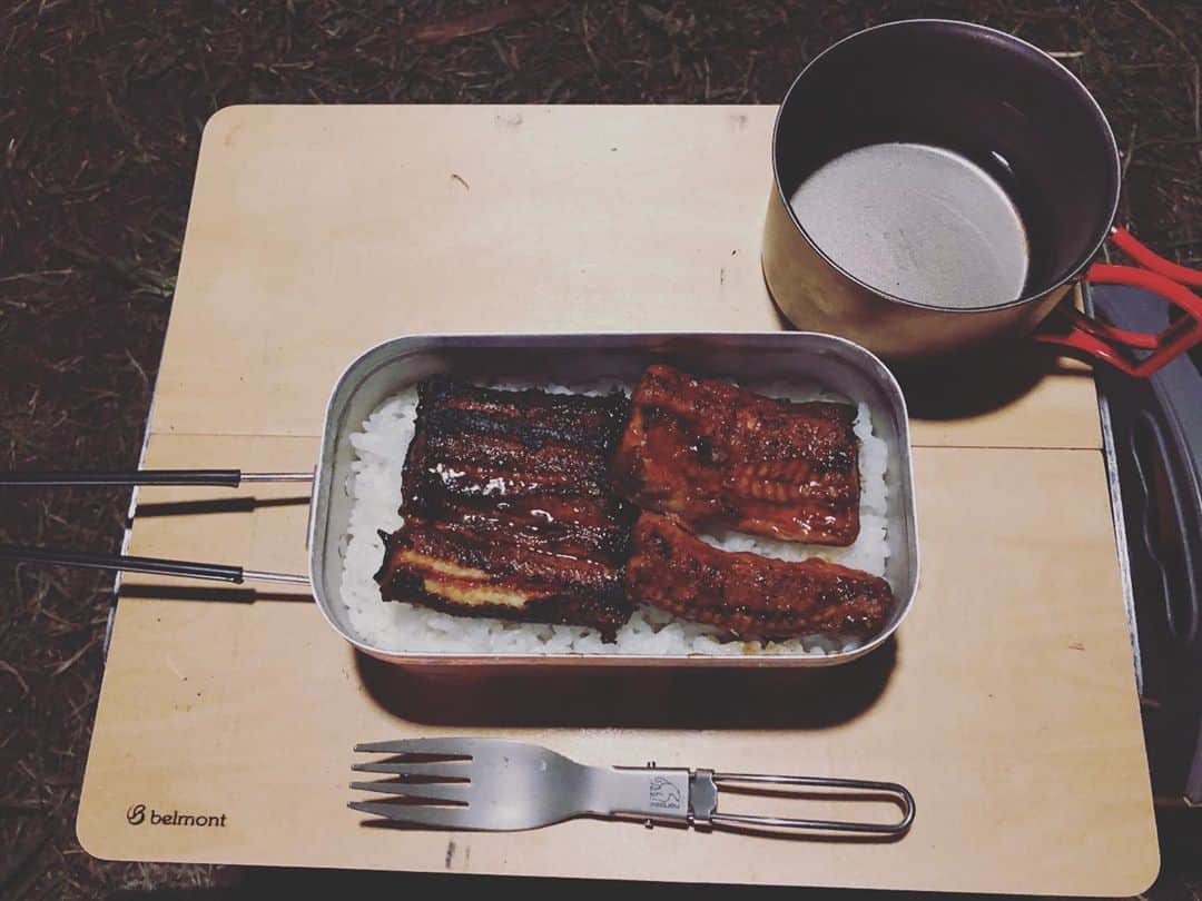 井澤惇さんのインスタグラム写真 - (井澤惇Instagram)「釣りキャンプから帰ってきたー！初のライトショアジギングでカマスや中型のサバが釣れたので、また新しい釣り方増えた♪ 晩飯はうな丼でした。 にしても今回はピンポイントで2日だけ晴天だったし、けいしくん(@keishitanaka )と拓ちゃん(@takkyun_ncis )グループと遭遇したり奇跡的なこと多かったな。というかキャンプ場ミュージシャンだらけだったね。笑 オリオン流星群見れなかったのだけ残念ー！ #キャンプ　#館山サザンビレッジ #フェスじゃないのにキャンプ場にバンドマンが集う」10月21日 19時07分 - bass138