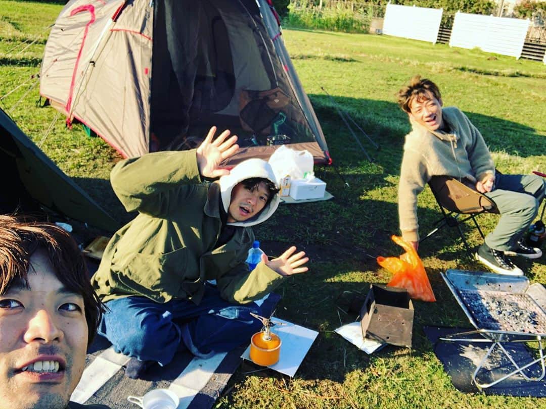 井澤惇のインスタグラム：「釣りキャンプから帰ってきたー！初のライトショアジギングでカマスや中型のサバが釣れたので、また新しい釣り方増えた♪ 晩飯はうな丼でした。 にしても今回はピンポイントで2日だけ晴天だったし、けいしくん(@keishitanaka )と拓ちゃん(@takkyun_ncis )グループと遭遇したり奇跡的なこと多かったな。というかキャンプ場ミュージシャンだらけだったね。笑 オリオン流星群見れなかったのだけ残念ー！ #キャンプ　#館山サザンビレッジ #フェスじゃないのにキャンプ場にバンドマンが集う」