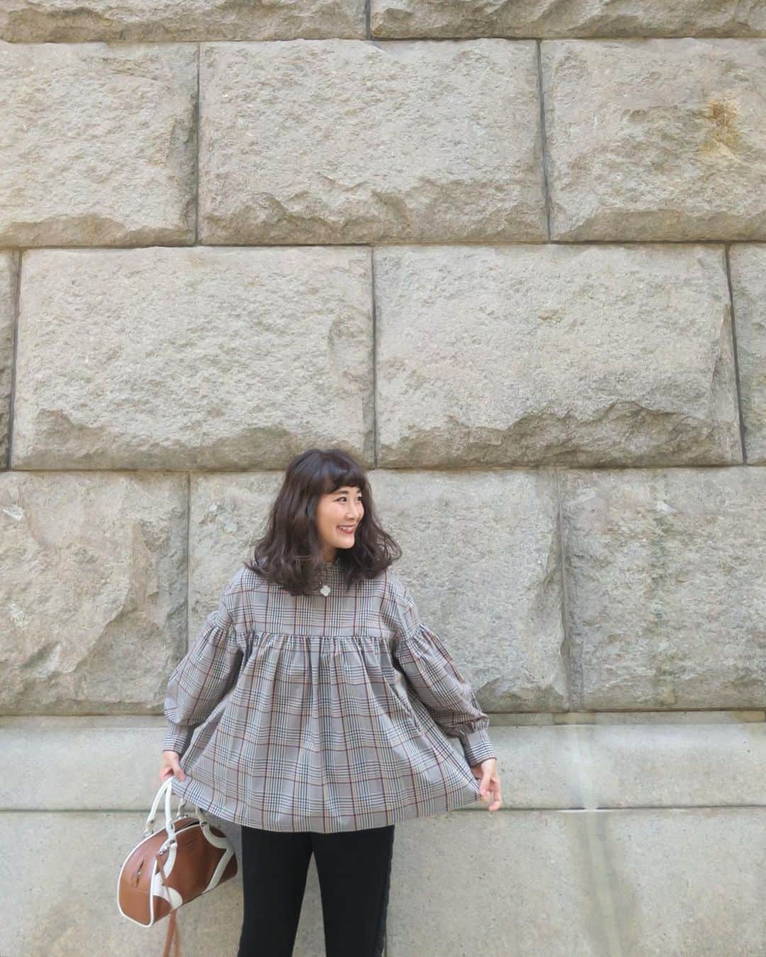 Mai Wakimizuのインスタグラム：「昨日着ていたブラウスは新作♡今の時期何かと使えるブラウス、更にチェックとなると間違いない！purple.green.yellowなど秋カラーチェックなので取り入れやすく、しかも肌馴染みも良いです＼(^o^)／去年発売したタックギャザーブラウスと同じシルエットで、ヒップラインをカバーしてくれる嬉しい丈感。合わせたパンツはキルティングシリーズです♡ 美容院に行ってカット＆カラーして来ました♡ #wakkinstyle#ootd#coordinate#ママコーデ tops:#linkable @linkable_official(来週発売予定) pants:#linkable @linkable_official(来月発売予定) bag:#prada shoes:#manoloblahnik」