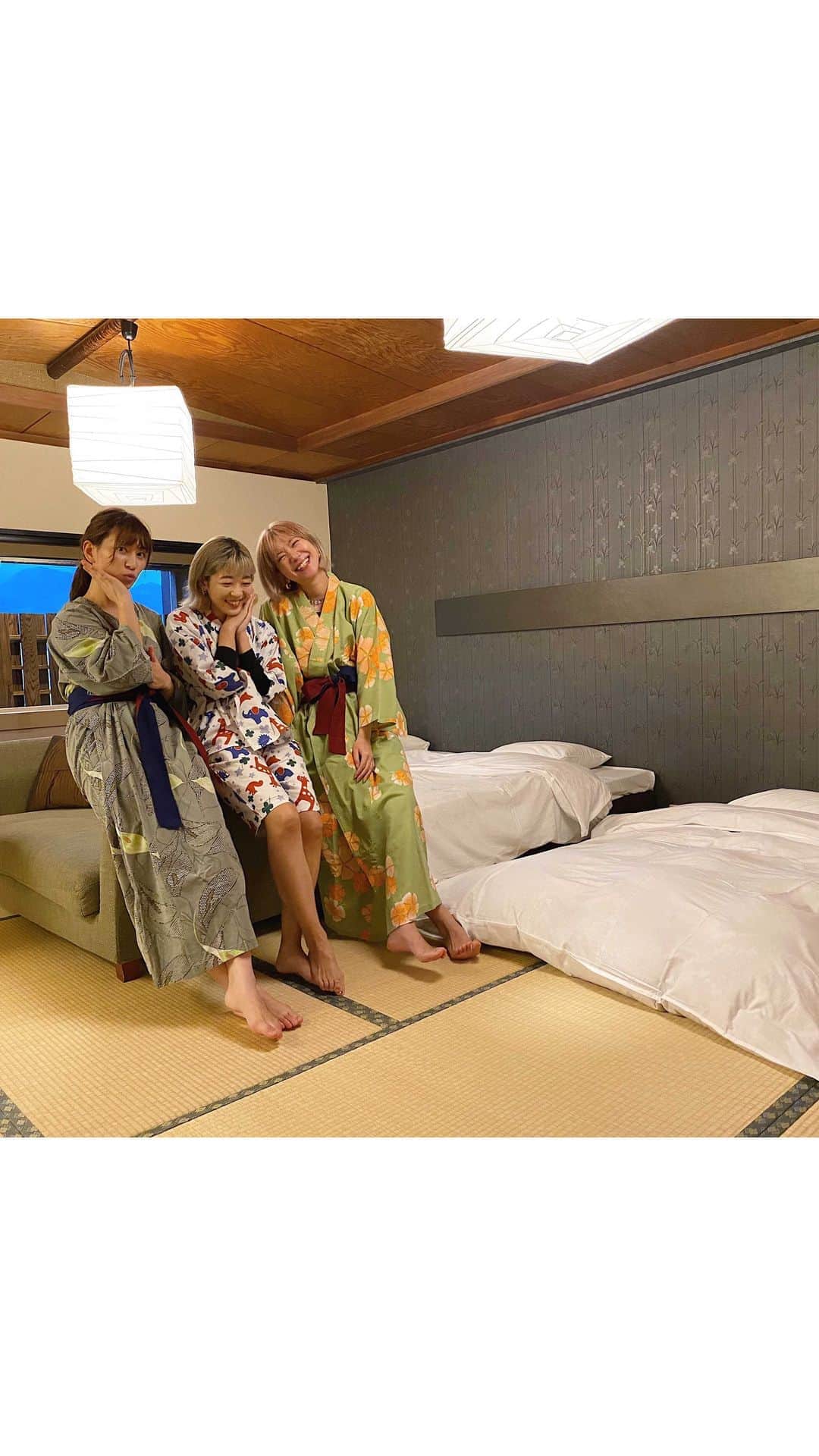 のインスタグラム：「先週末 @miharu_mihart と @miisuke36 とGo Toキャンペーンで予約してた、気まぐれ温泉旅へ👩🏼👩🏻👩🏼‍🦰♨️﻿ ﻿ ひたすら喋っては🗣💕﻿ ﻿ ゆっくり温泉に浸かって🧖🏼‍♀️🧖🏼‍♀️🧖🏼‍♀️﻿ ﻿ 一応持っていっていた「はぁって言うゲーム」🃏﻿ 深夜に繰り広げたら、ハマりにハマって、仲良いからこそできる、なぞのオリジナルのゲームを作っちゃったら、それにどハマりして👏🏼🤣🌈✨﻿ ﻿ 結局朝まで起きて笑い倒して、朝食で起きるの辛すぎたけど、ちゃんと食べに行って、部屋に戻ってギリギリまでまた爆睡して😪笑﻿ ﻿ いつもだいたいこうなるから、ほんとウケるし、今回もめっちゃくちゃたのしかった〜😍❤️﻿ ﻿ Go Toでもらったクーポンは、ランチで使おうと思ってた安定の地元のデニーズで使えず(ファミレスかいw)←来週から使えるみたいですw(タイミング😂)、しっかり日用品を買って大満足🥳🛍﻿ ﻿ 宿も1万円くらい安くなって、1人4000円のクーポンがついて、Go Toキャンペーン様々でした🙏🏼🤩💫﻿ ﻿ 3人で温泉旅は、気付いたら7回目で、今まで行った温泉の振り返りをして、私たちに必要な温泉宿はあーだこーだと話し合ってw、まとまったとこでw、次回の気まぐれ温泉旅がまたどうなるのか、今から楽しみだっ🥴💛﻿ ﻿ 今回もいつも最高な時間をありがと〜う🥰❣️﻿ 愛だわぁ〜ラブだわぁ〜♥️♥️♥️﻿ ﻿ #温泉 #温泉旅行 #旅行 #女子旅 #伊豆 #温泉旅館 #旅館 #浴衣 #日常 #思い出 #trip #tripgram #shorttrip #girlstrip #onsen #japan #reels #memories #bestie #gotoキャンペーン」