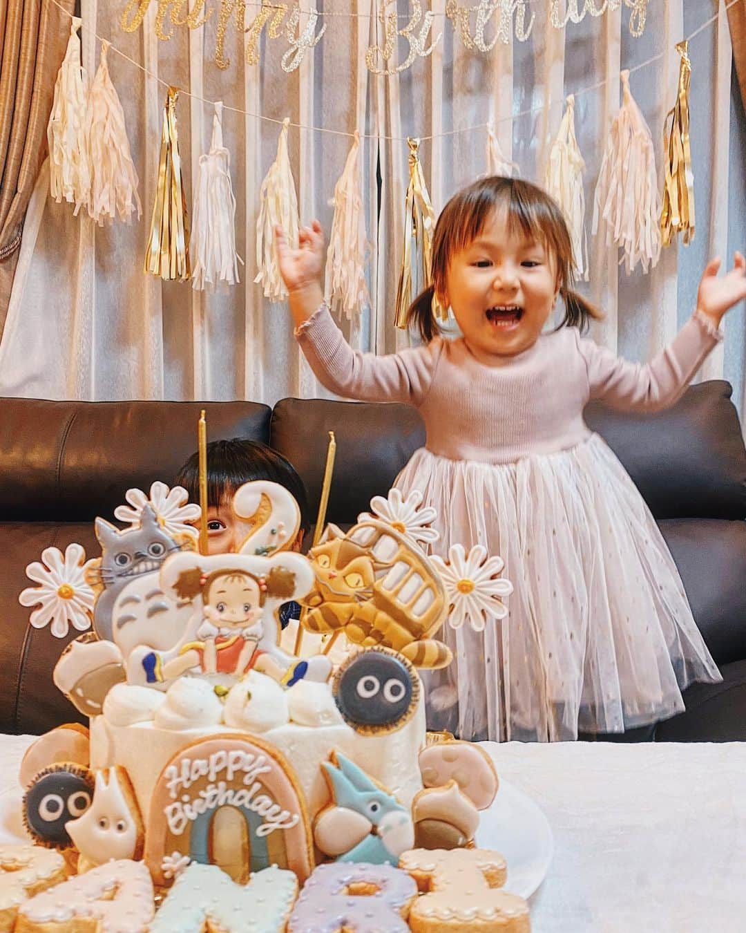 高橋菜摘のインスタグラム：「🎈2th birthday party🎈 . 今年は誕生日が2人とも日曜で 当日に大好きなみんなでお祝い🤍 はちゃめちゃな写真しかないけど 2歳のバースデーらしくて ぜーんぶかわいいとしよう👧🏼笑 . パーティーに華を添えてくれたのは 間違いなく可愛すぎる ケーキとクッキーたち...💓 大人も子供も大興奮🥳 毎年プレッシャーだけど 一年に一回づつくらい 楽しみにされてもいいよね🤣 . . . #2歳誕生日 #2歳女の子 #誕生日サプライズ #誕生日ケーキ #アイシングクッキー #バースデー #女の子ママ #ママリ #飾りつけ #誕生日飾り付け #女の子 #兄妹 #兄妹ママ #となりのトトロ #トトロケーキ #birthday #babygirl #cake #birthdaycake #icingcookies #2yearsoldgirl #birthdaygirl #tonarinototoro」